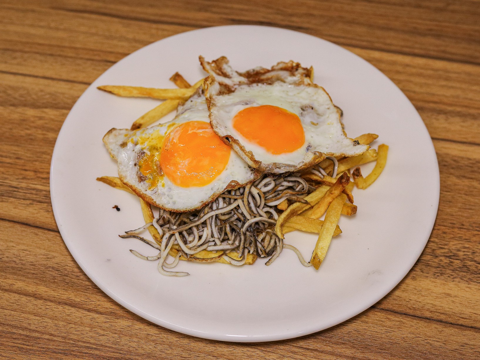 Huevos fritos con gulas