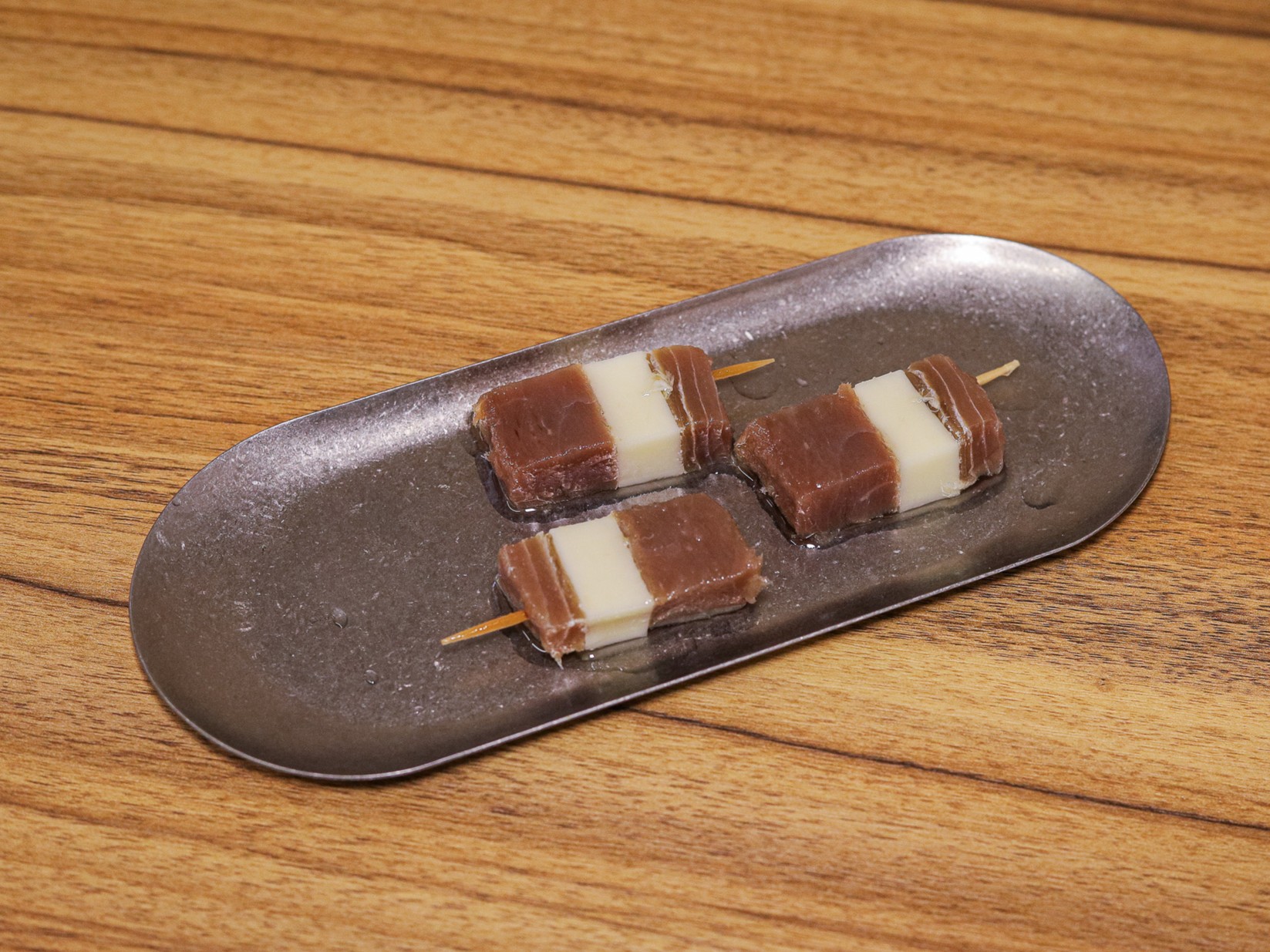 Banderilla de atún y queso