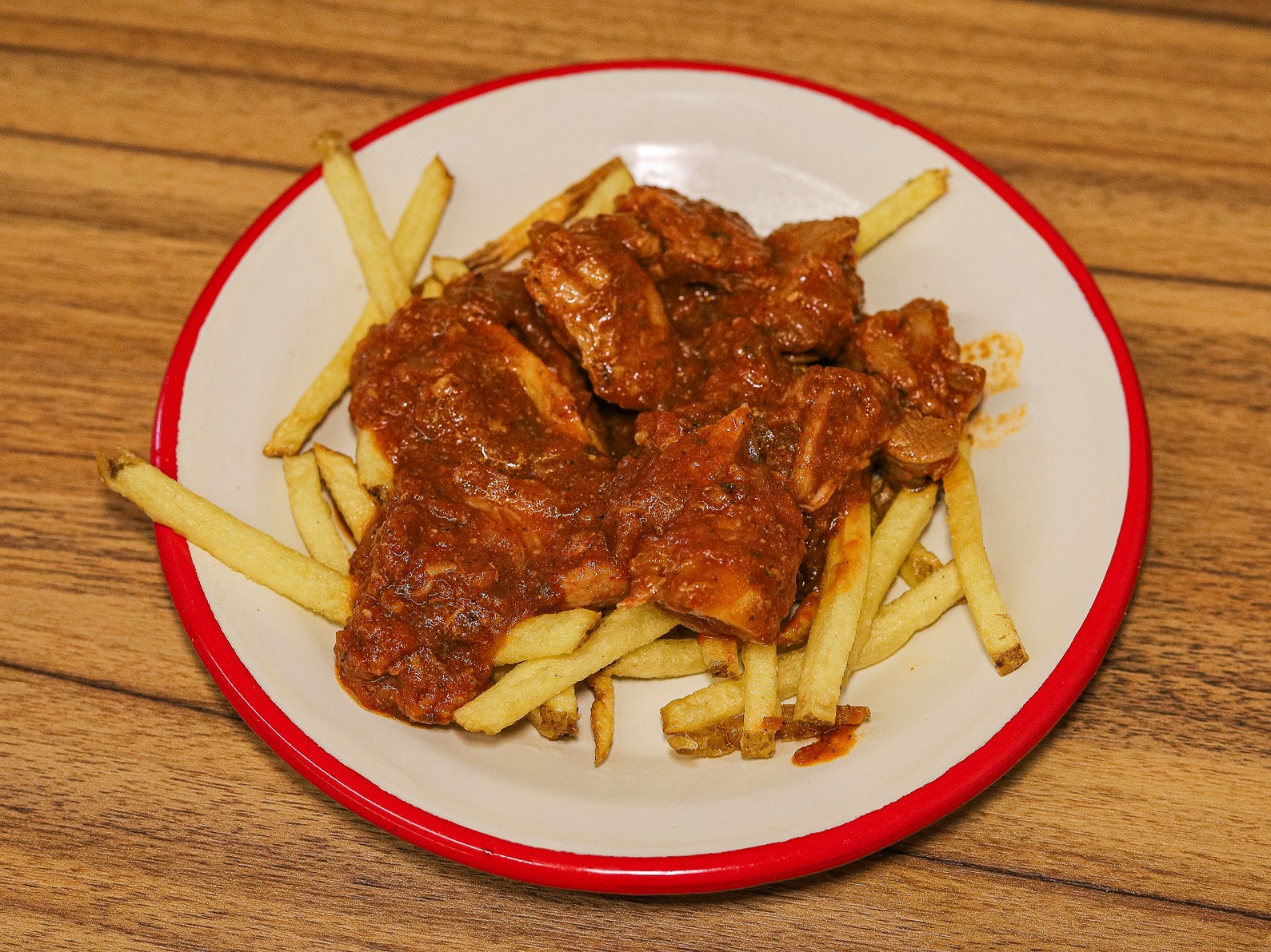 Carne con tomate y patatas