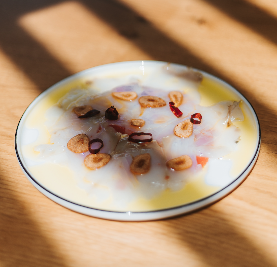 Carpaccio de bacalao sobre tomate ecológico