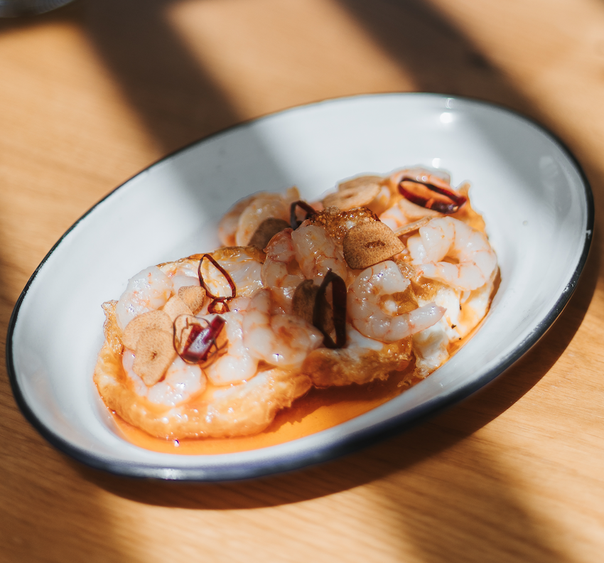 Crevettes à l'ail avec œufs au plat