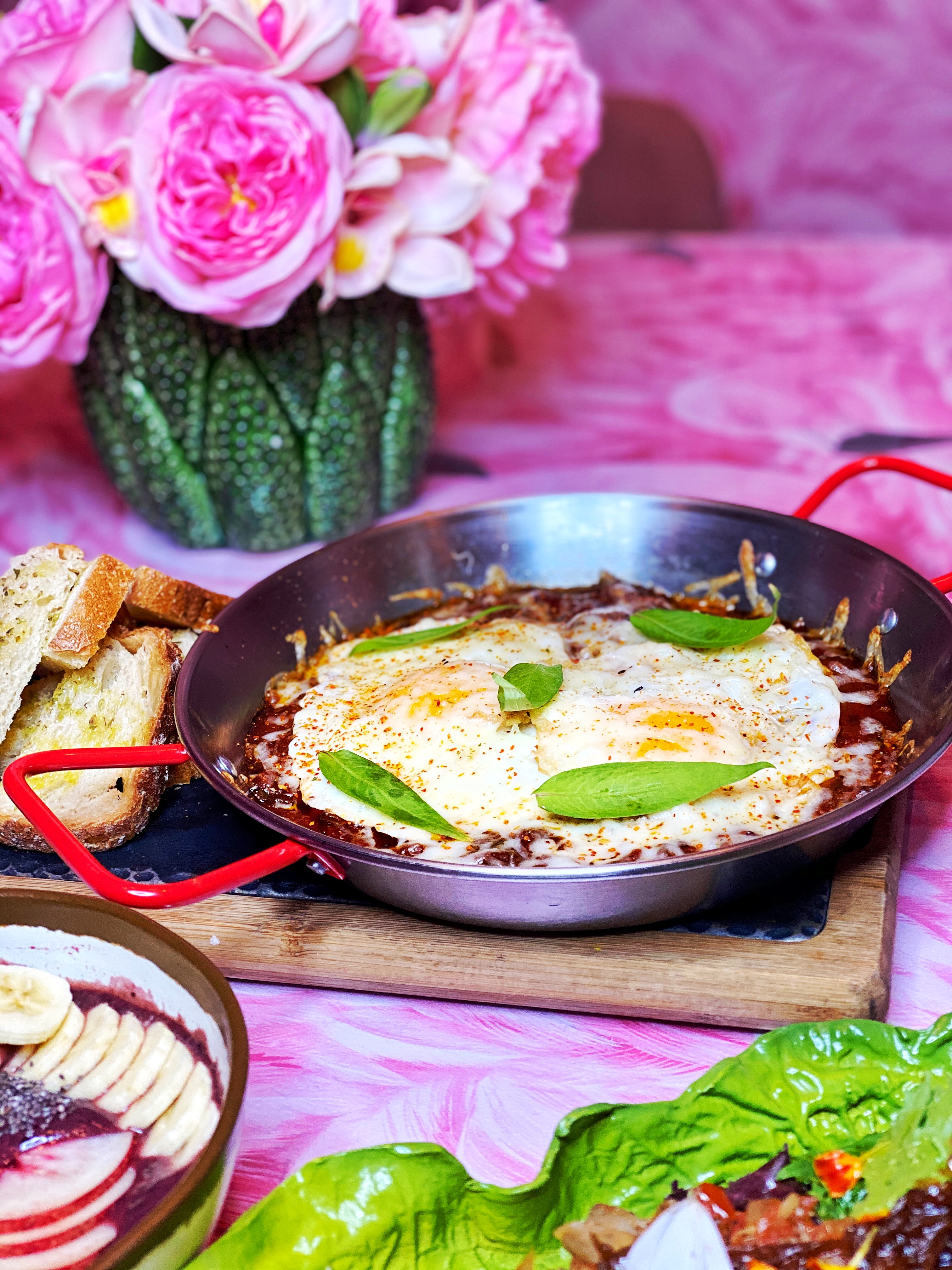 "Huevos a la flamenca". Pisto de verduras, huevo frito y scarmorza ahumada.
