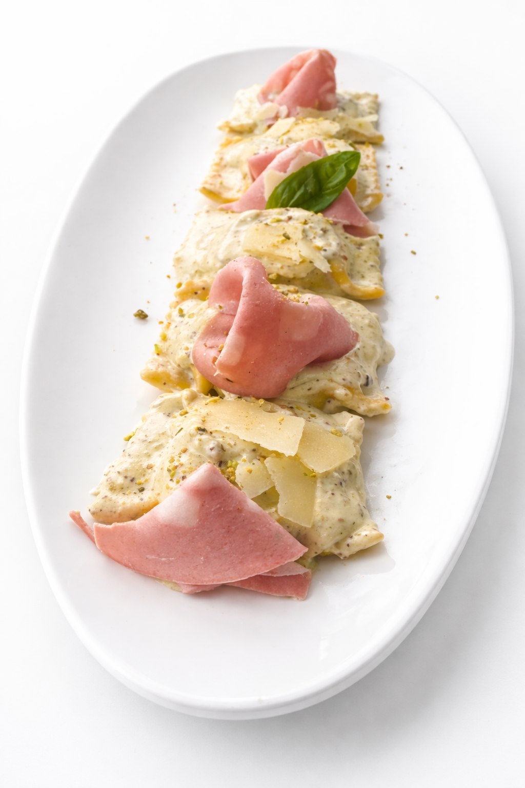 RAVIOLIS de burrata con tomates cherry y lonchas de mortadella