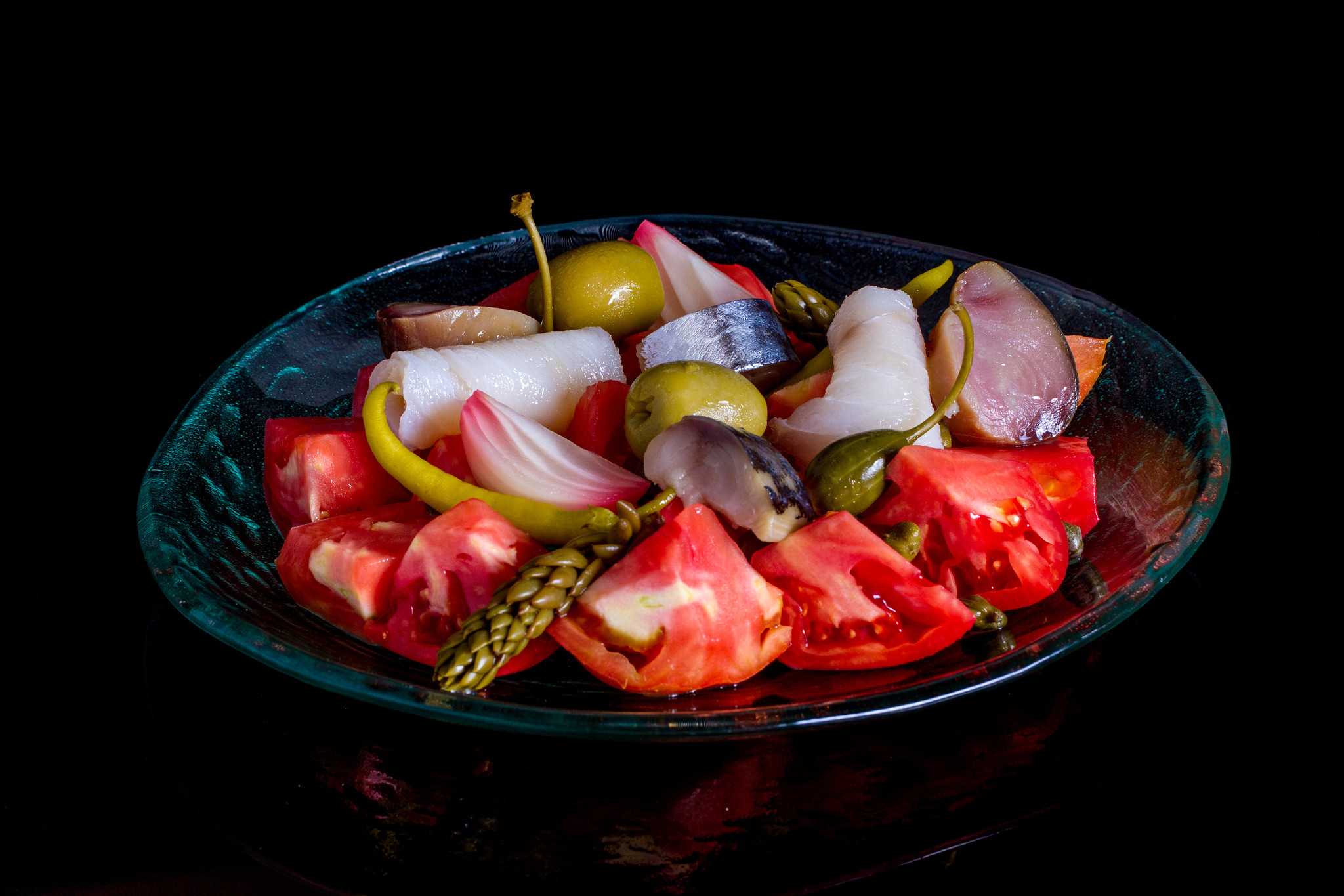 Ensalada alicantina tomate, bonito seco, ahumados y encurtidos