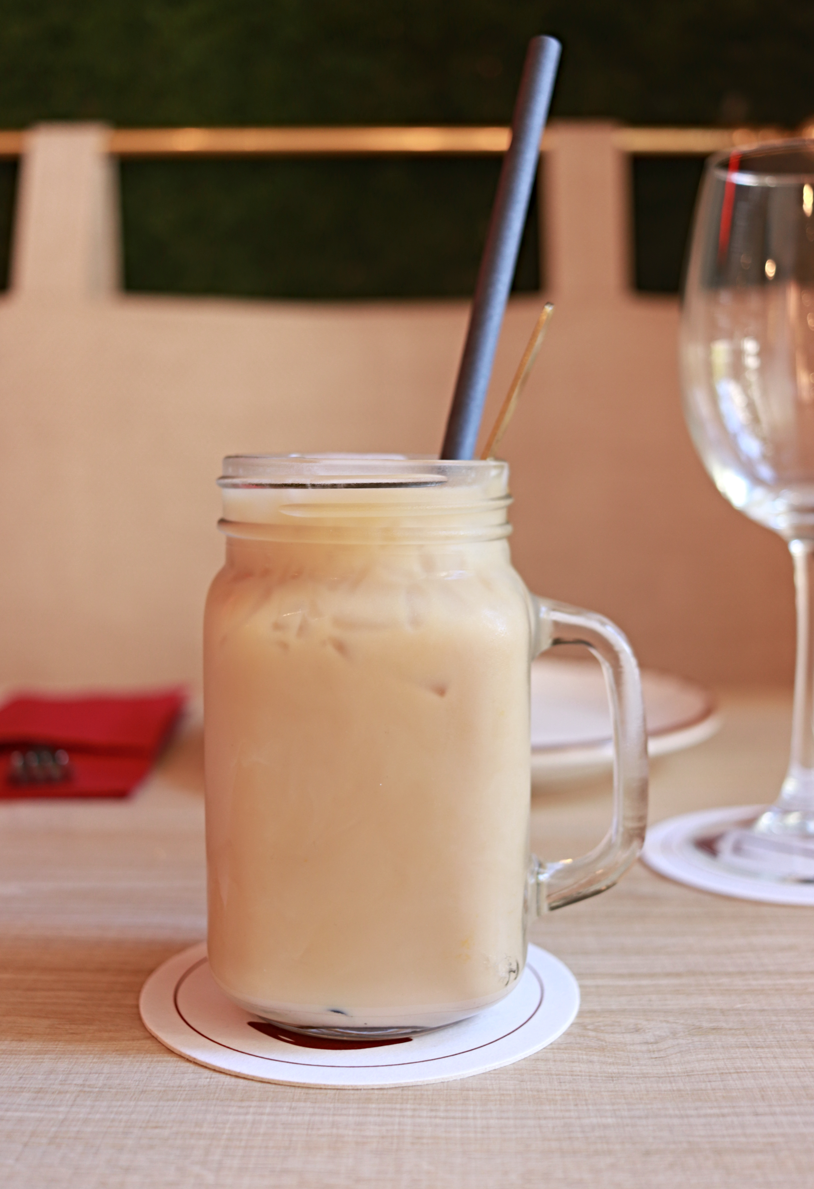 Baileys Iced Coffee: Café, leche de almendra, un toque de Baileys Light y mucho hielo