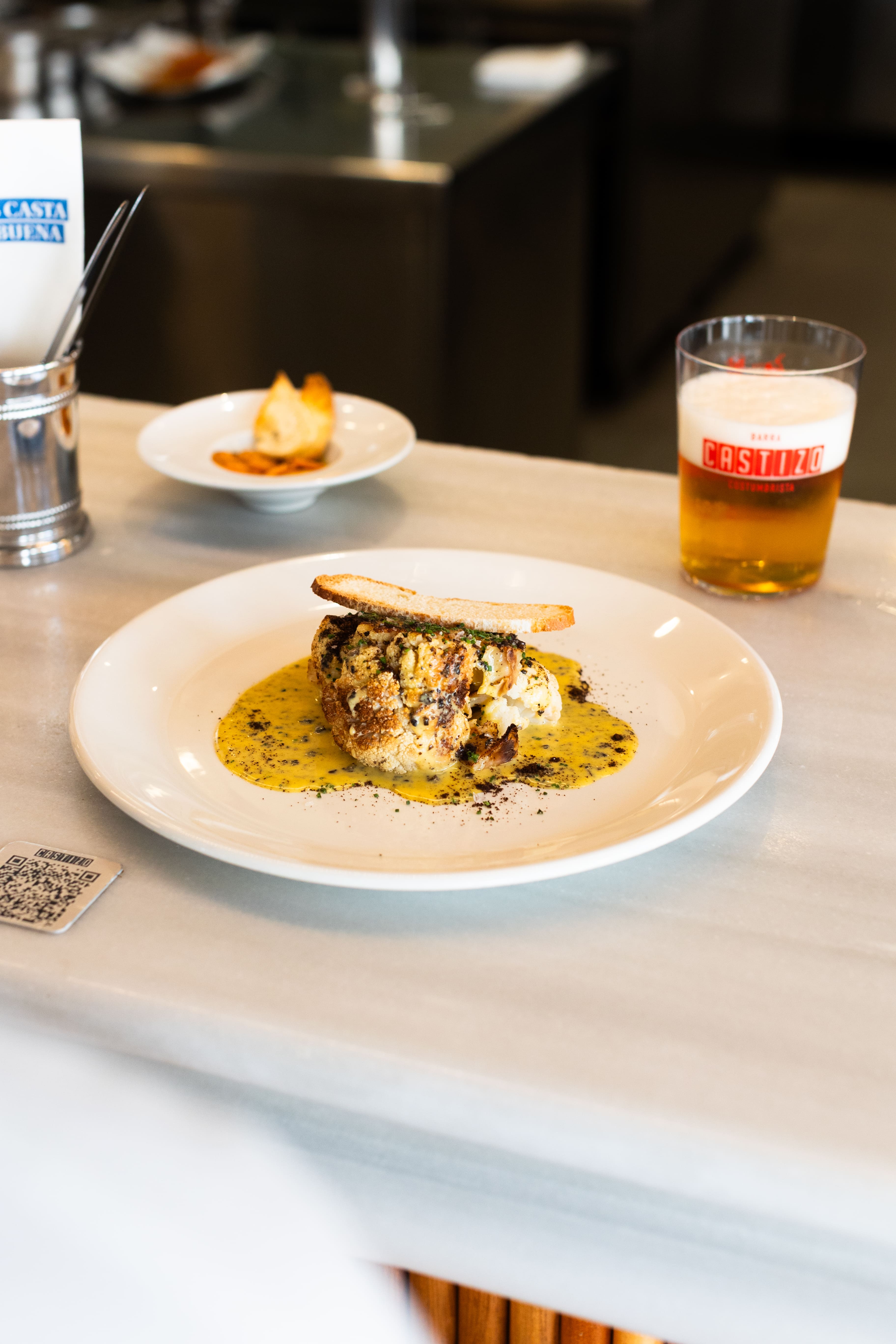 Coliflor tostada con holandesa trufada