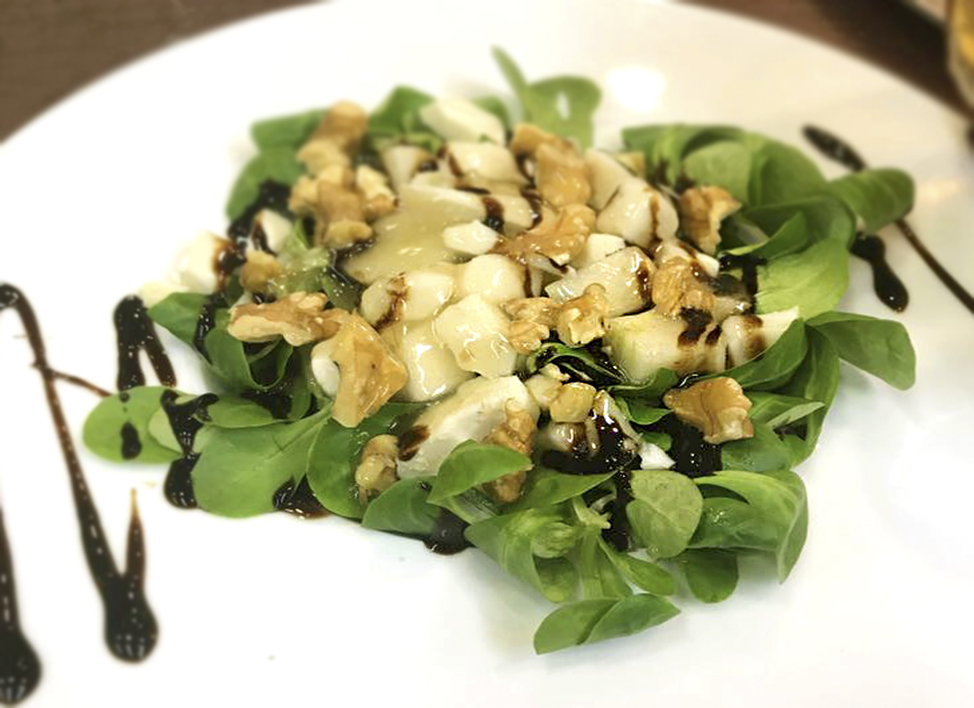 Lamb's lettuce salad with goat cheese, natural pear, walnuts and fluid homemade pear jam