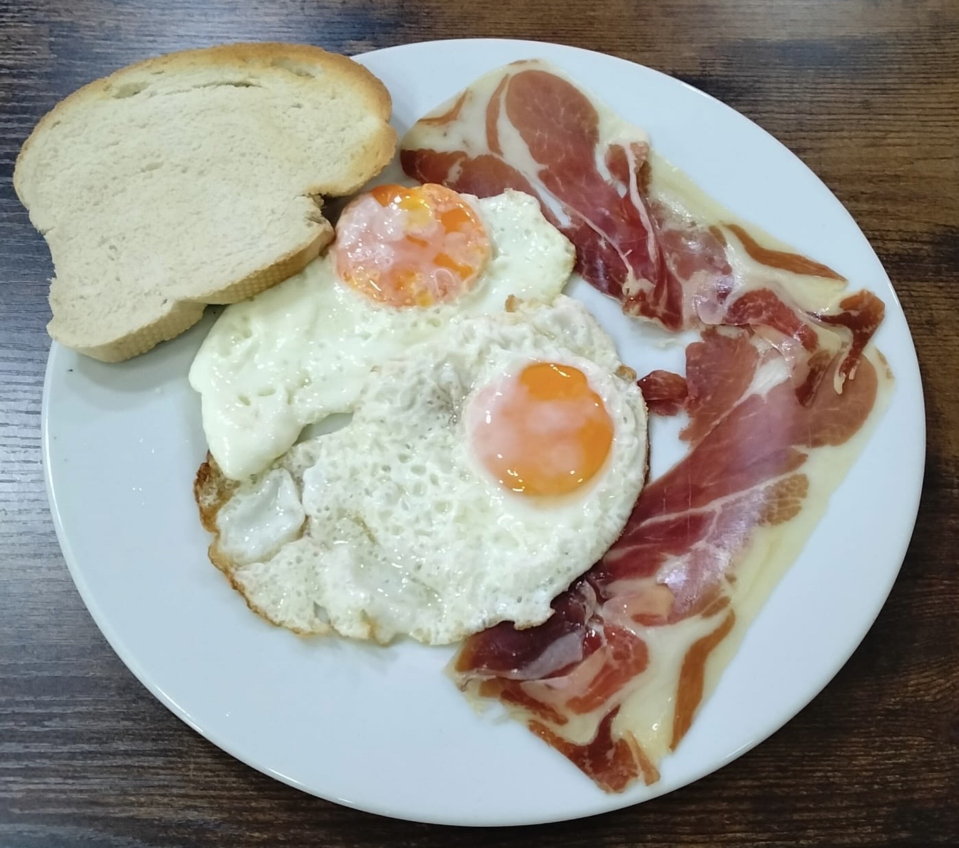 Fried eggs / scrambled eggs / omelettes with ONE garnish of your choice: ham, cheese, mushrooms, bacon or vegetables