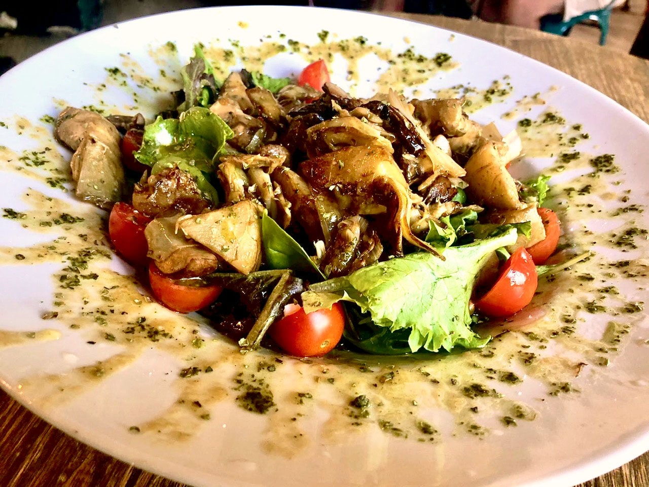 Теплый салат из артишока, лука-порея и грибов портобелло