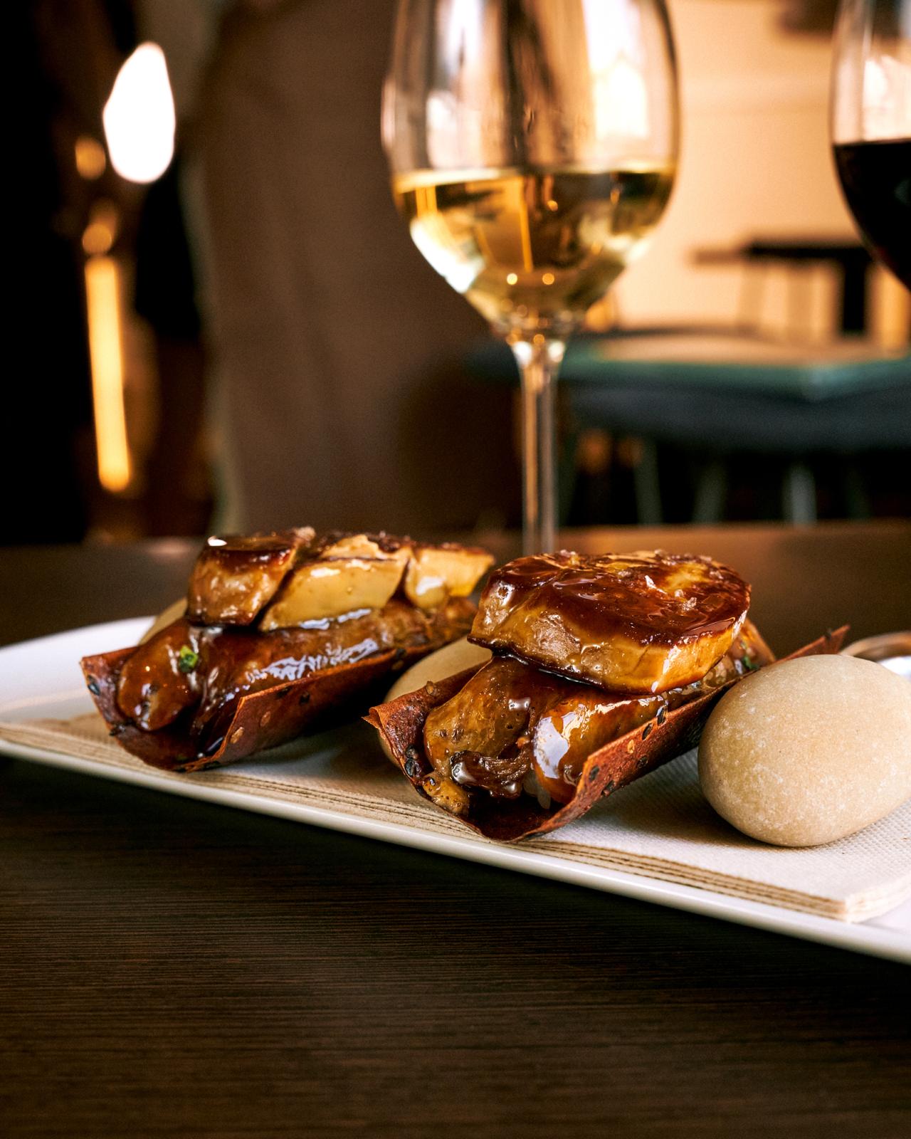 FALSO NIGUIRI DE FOIE FRESCO A LA PLANCHA Y LENGUA KABAYAKI (2uds.)