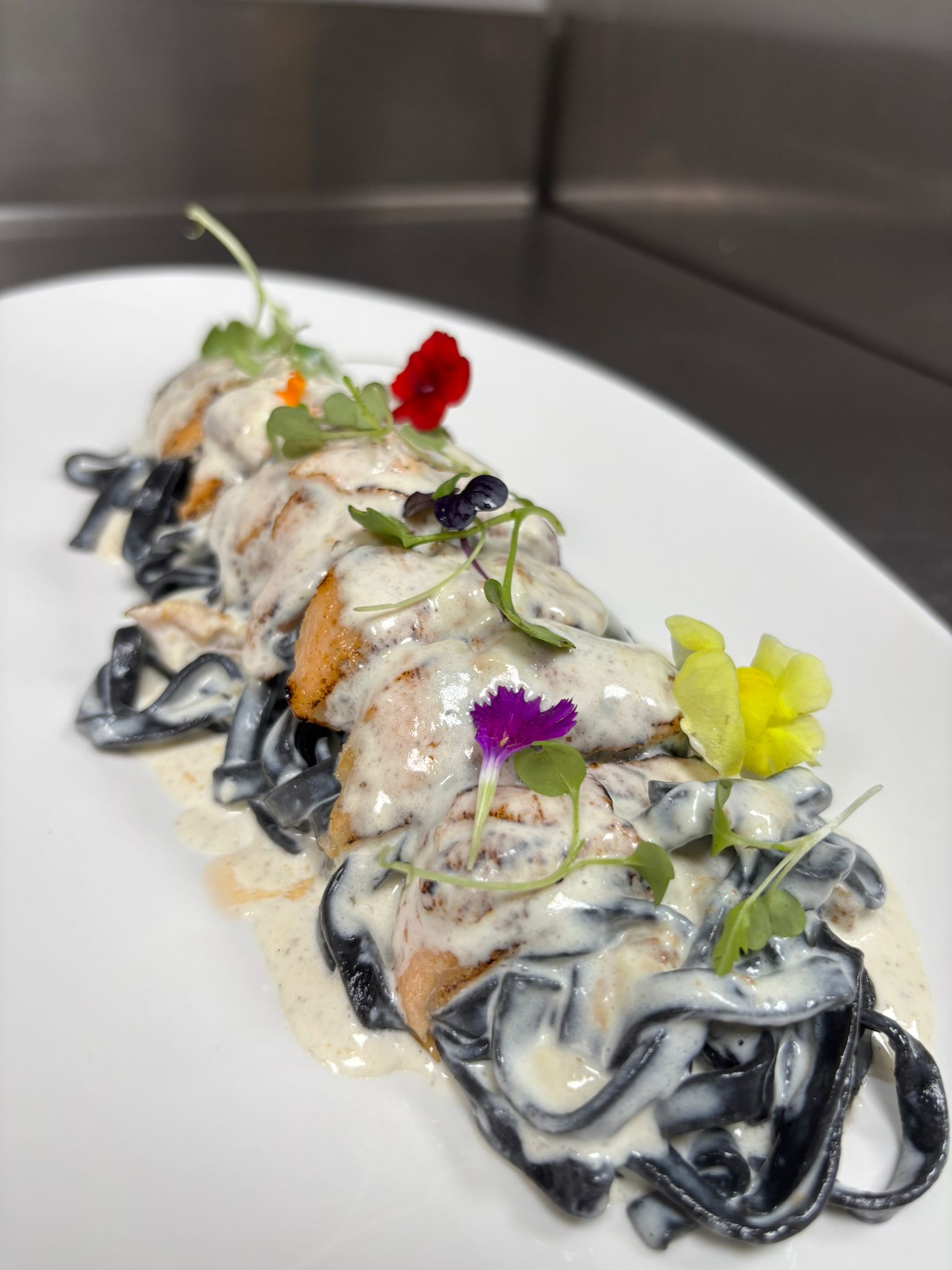 Tagliolini negros con salmón