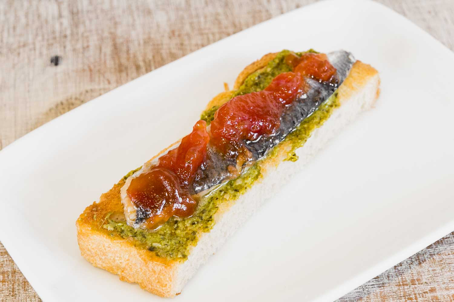 Hoja de Pan con Sardina, Mermelada de Tomate y Pesto