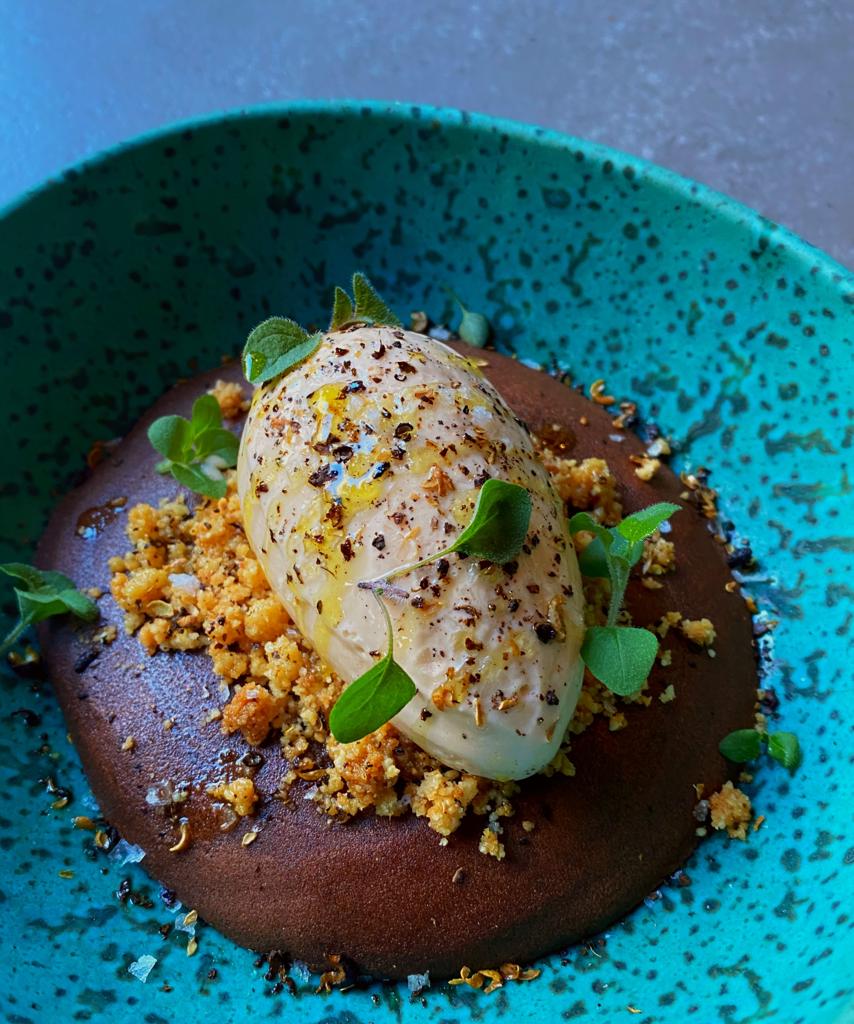 Fluido chocolate, helado caramelo picante y frambuesa