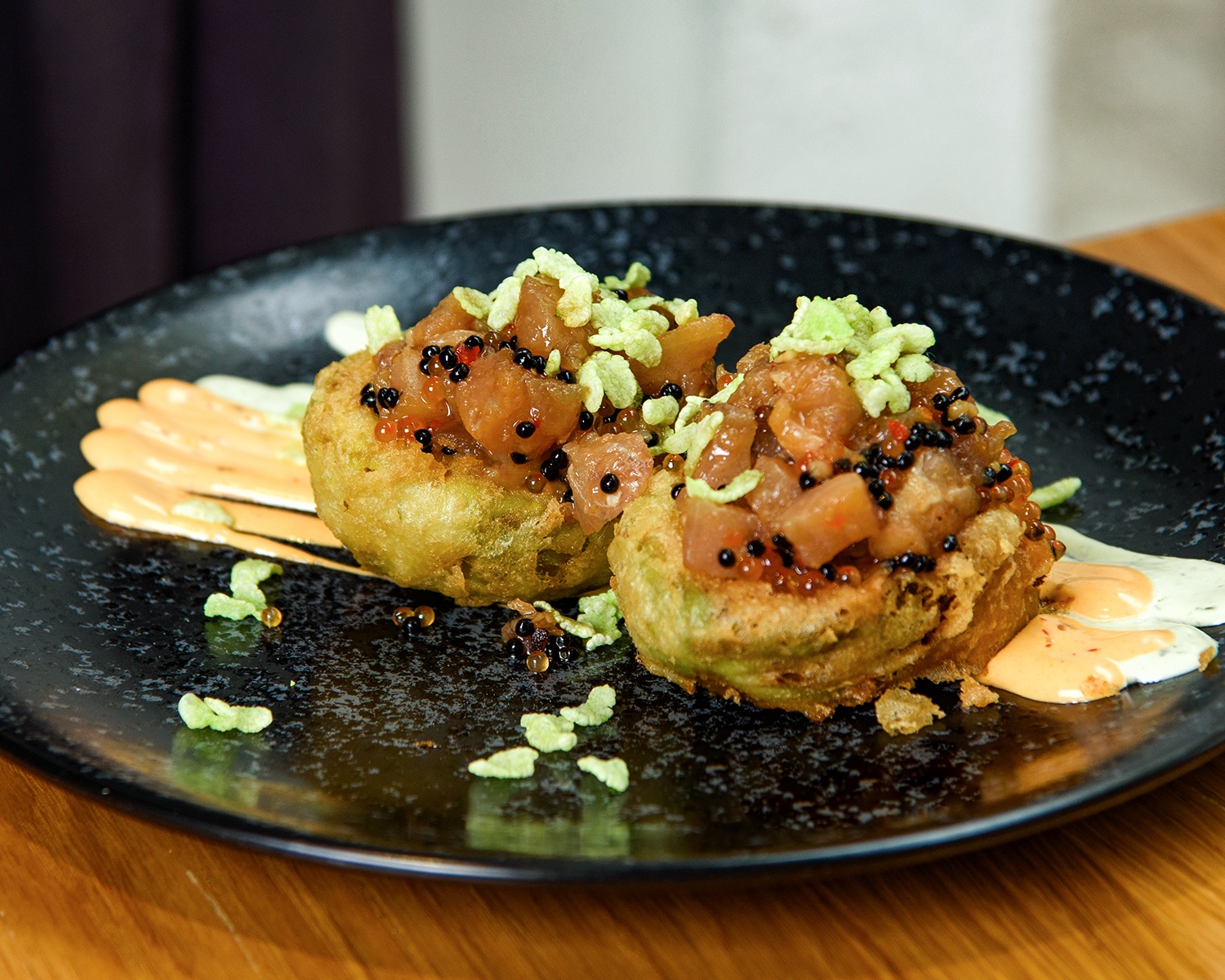 Aguacate en tempura con tartar de bonito del Norte