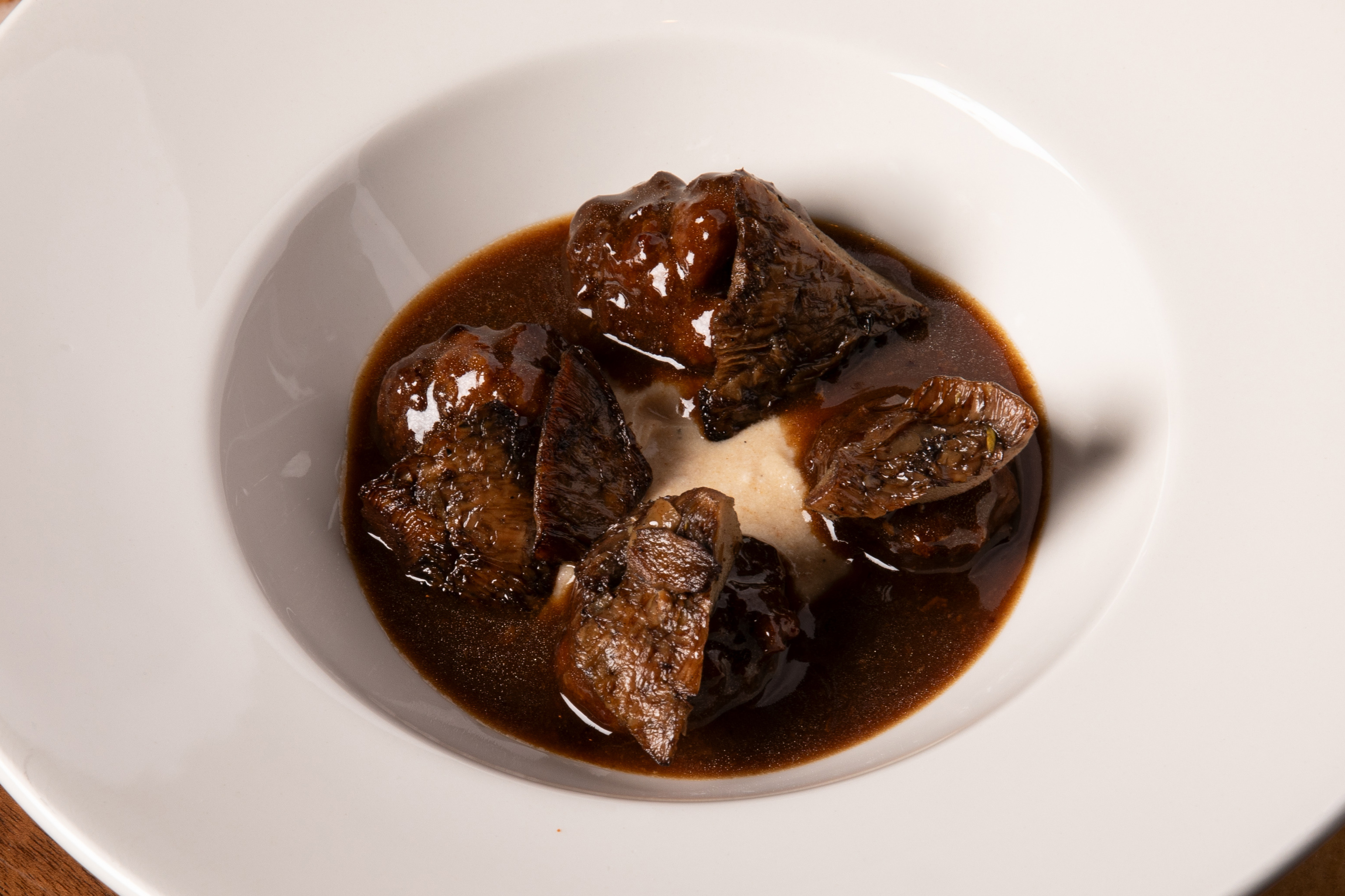 Albóndigas de vaca, níscalos y patata asada