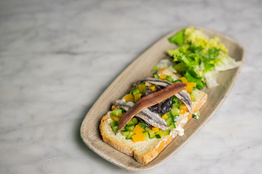 Анчоусы с хлебом