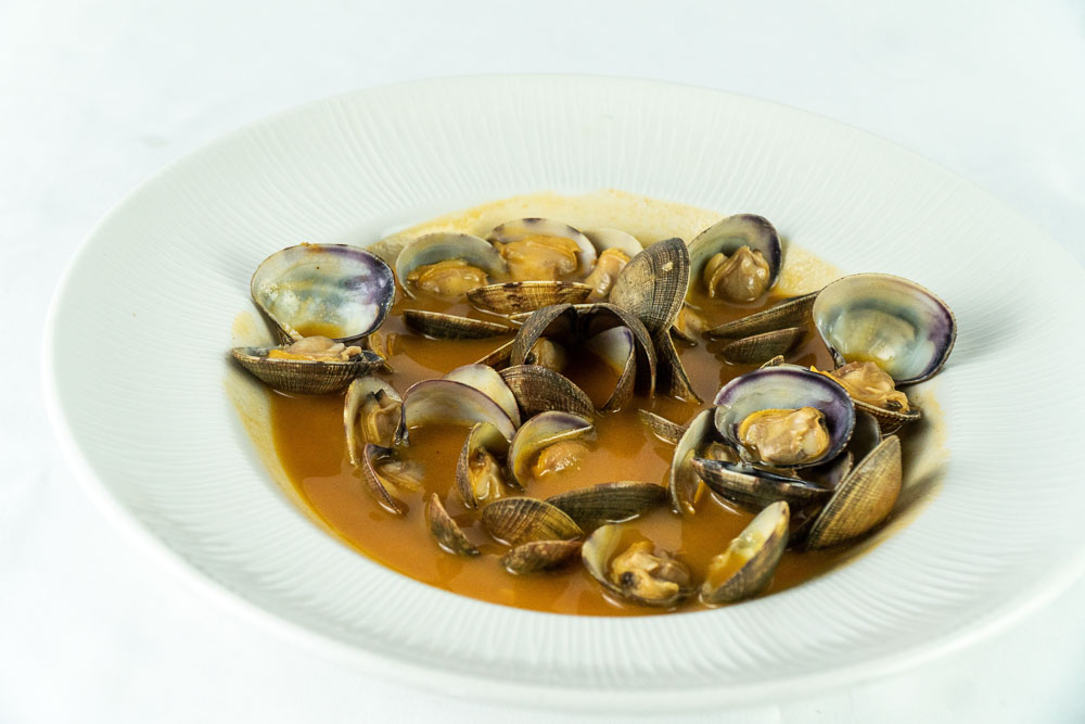 Clams cooked in sweet wine and with garlic