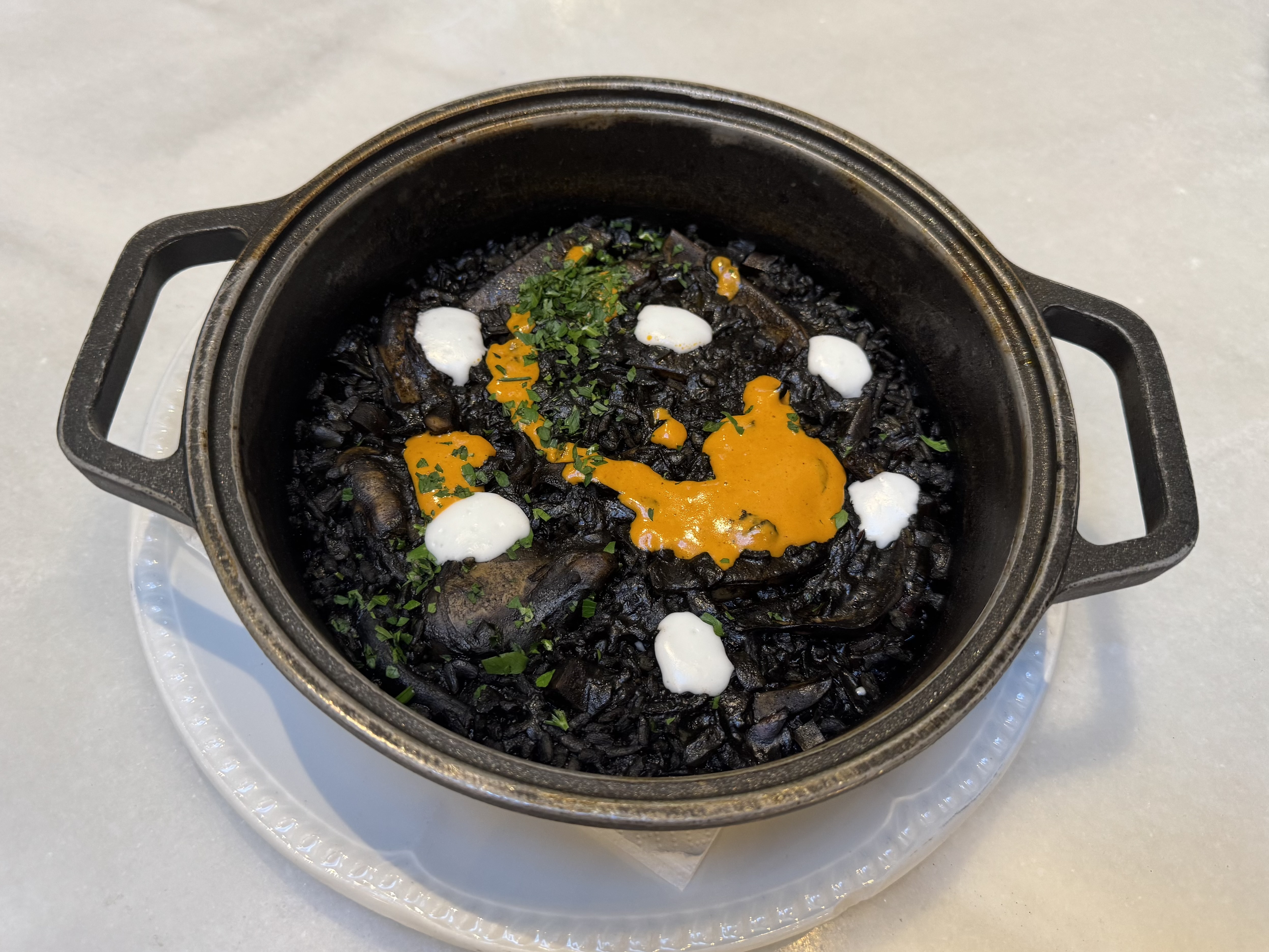 Arroz negro con calamar salteado