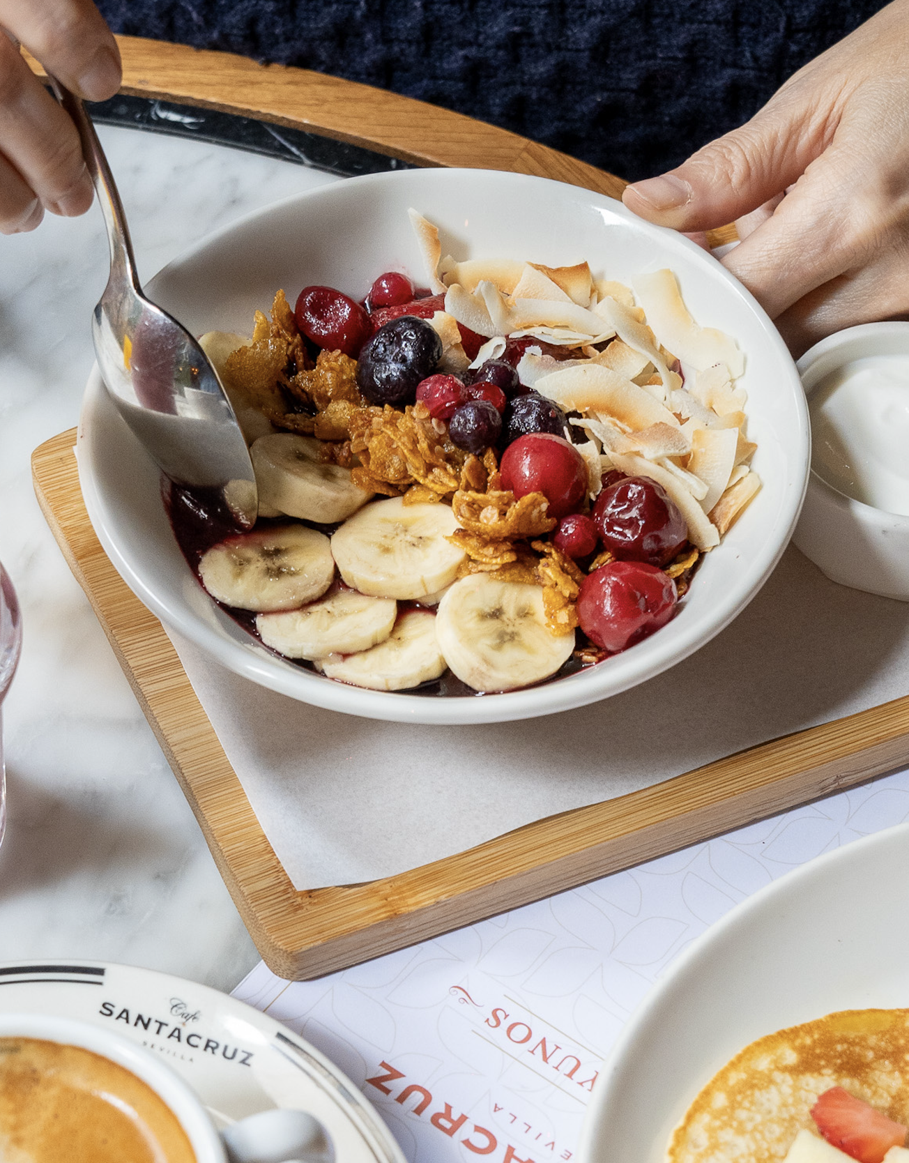 Acai bowl + Yogurt + Frutos Rojos + Plátano + Muesli casero