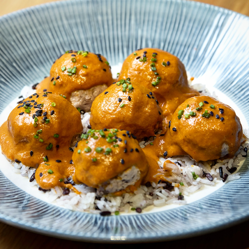 Albondigas de presa ibérica y gambón rojo con salsa de curry rojo sobre arroz jazmín