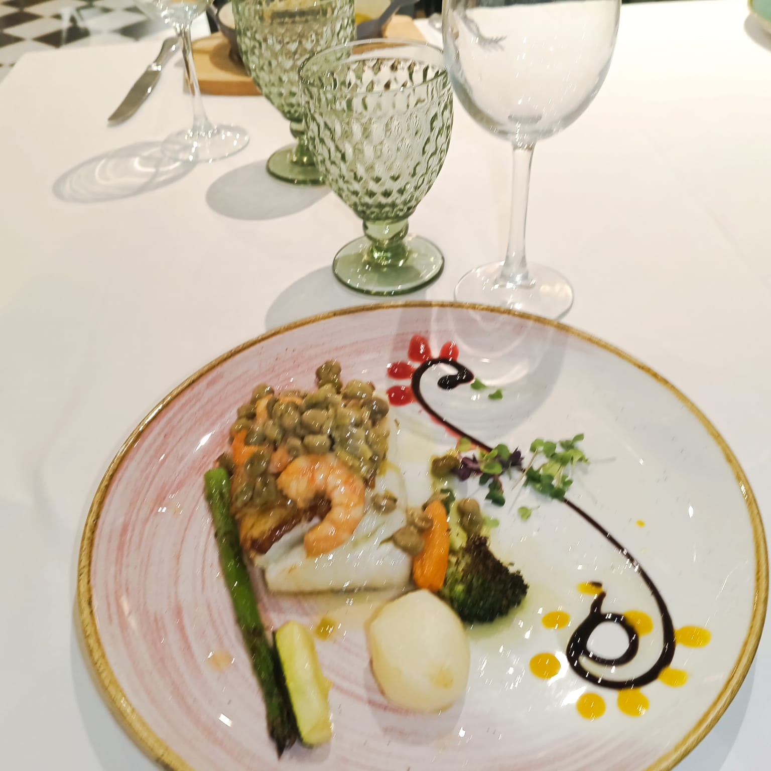 Bacalao con habitas baby al toque de menta y langostinos