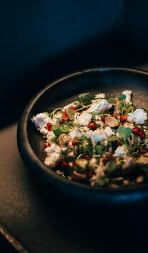 Berenjena a la brasa, tahine de anacardos, queso y ensalada de hierbas