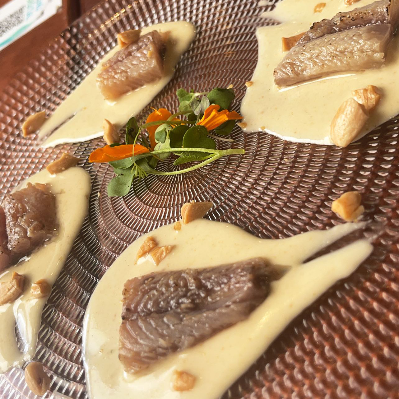 Sardina ahumada a la leña con ajo blanco malagueño