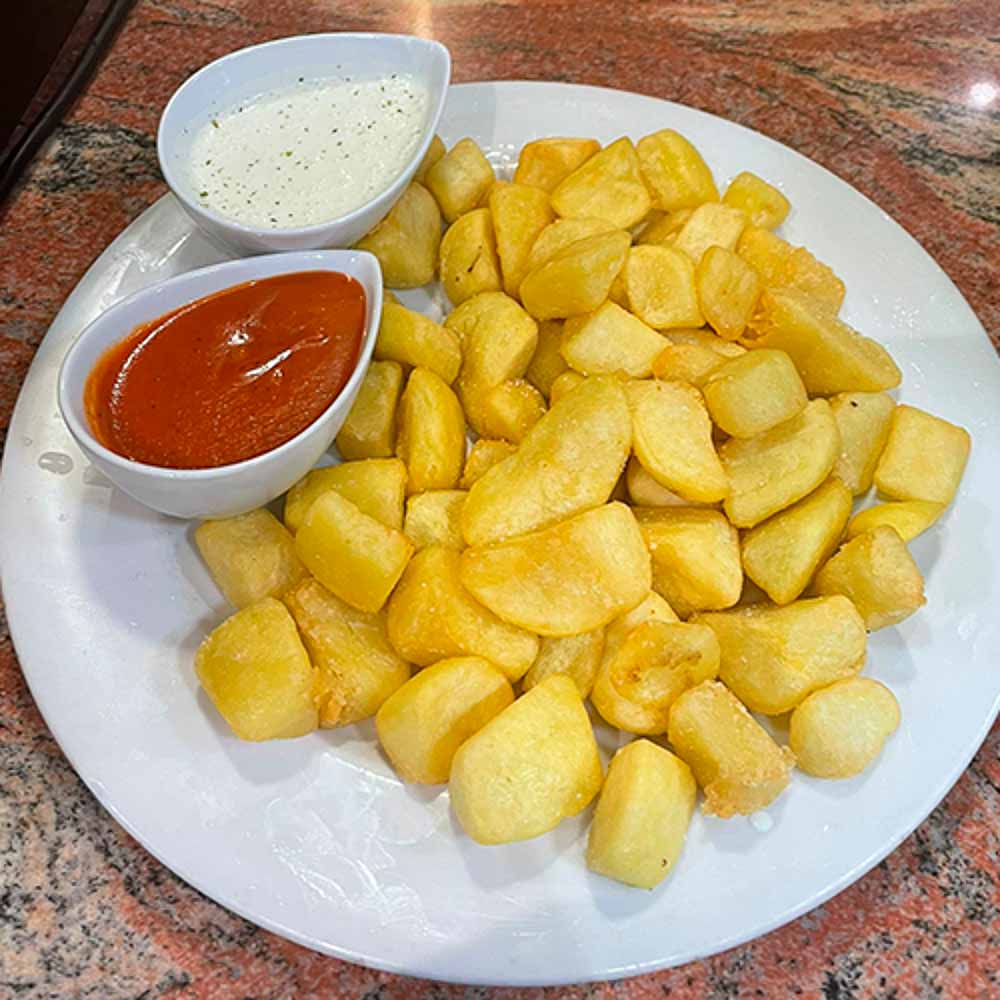 Patatas con salsa picante