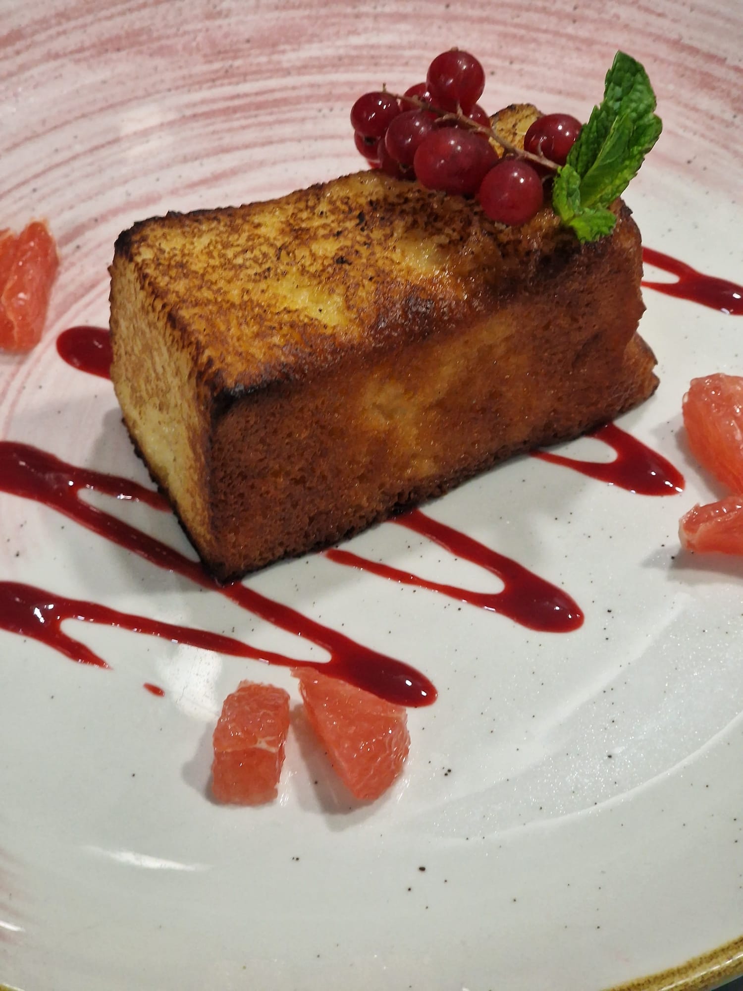 Lingote de brioche templado con sorbete de frambuesa