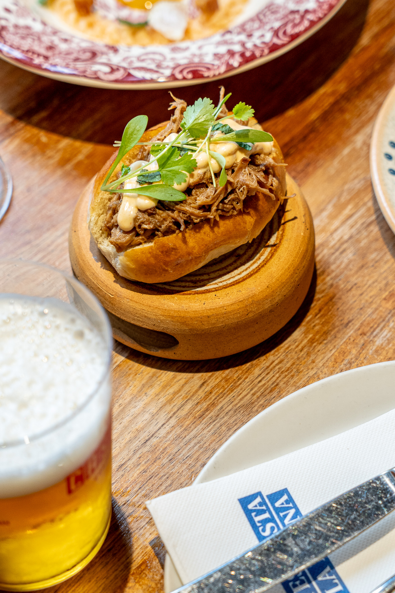 Brioche relleno de bechamel de carabinero y guiso de cerdo ibérico 