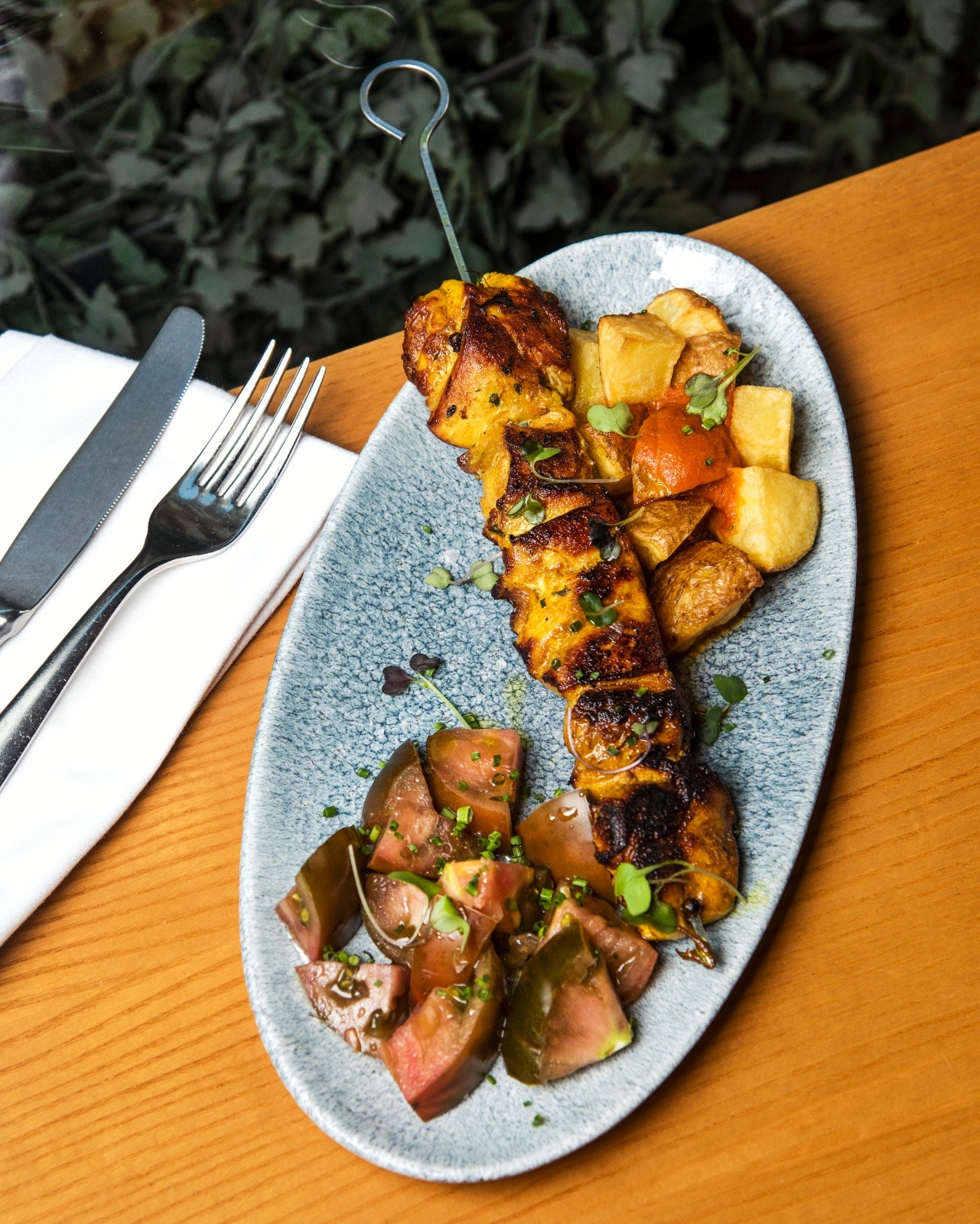 Hühnchen- und kartoffelspieß  