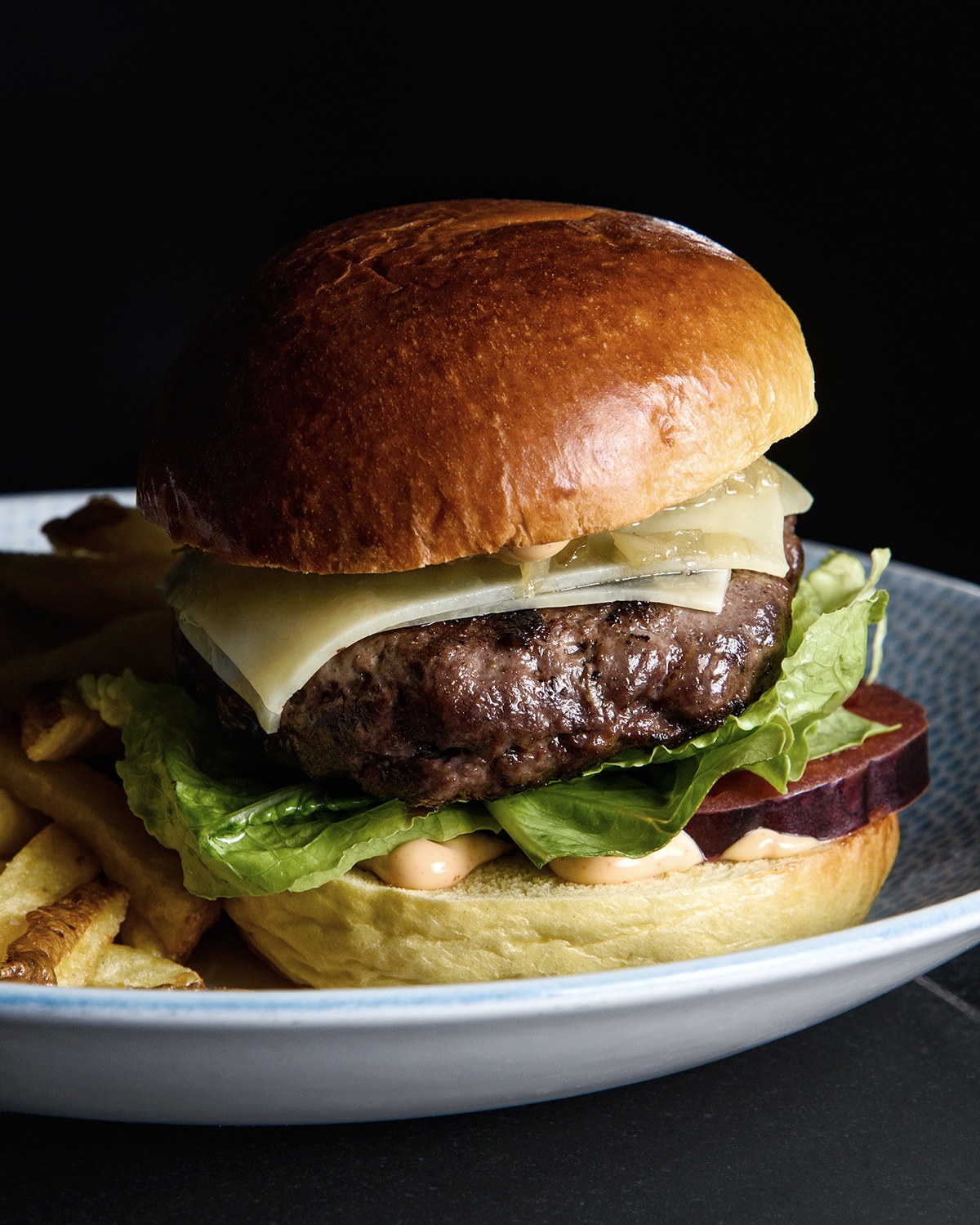 Burger del Mercado con queso manchego fundido y patatas fritas