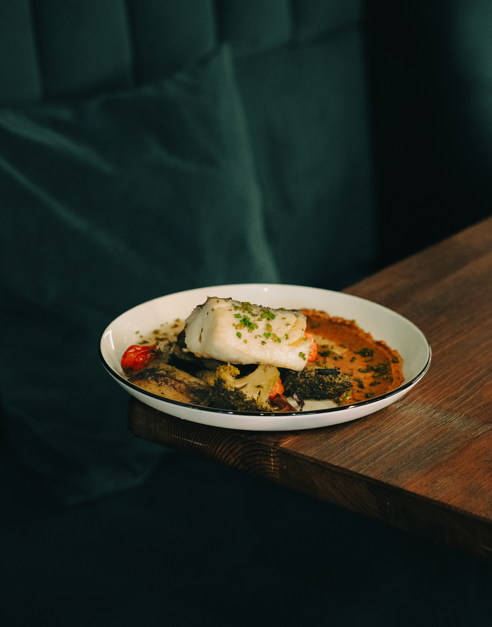 Bacalao al pesto rojo y verduras salteadas