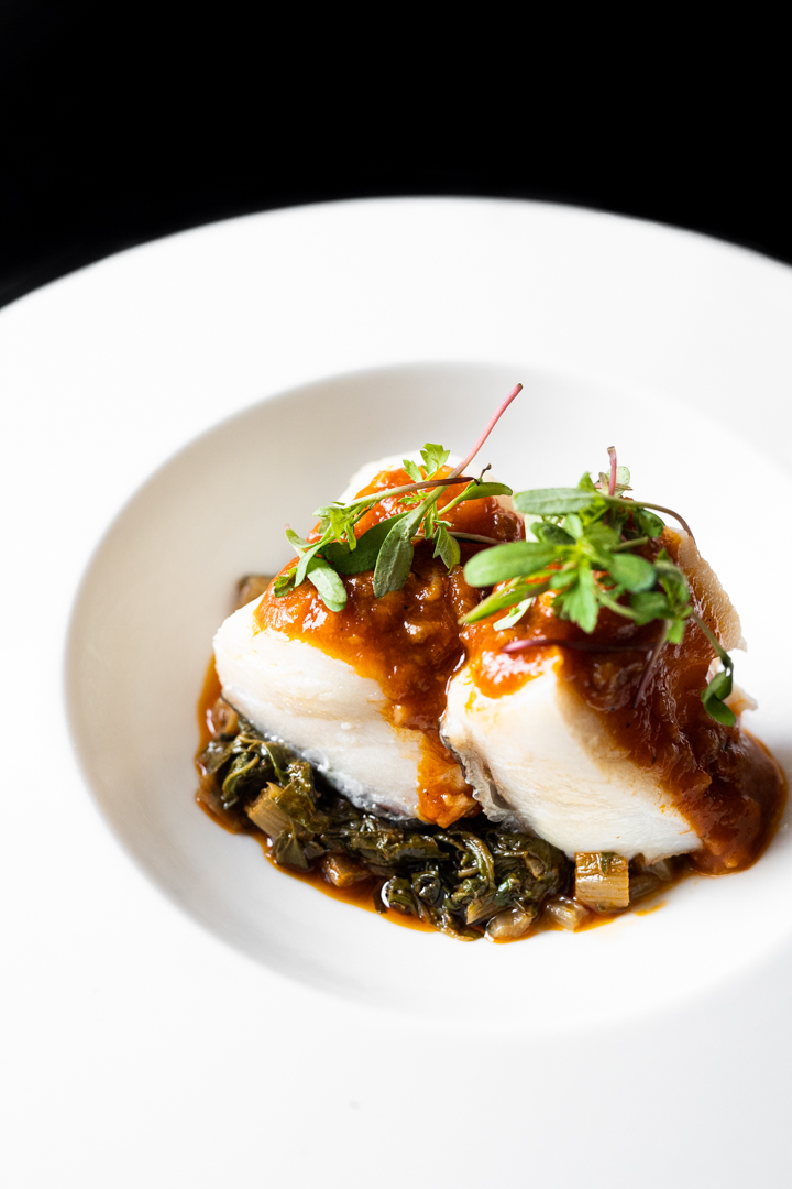 Bacalao confitado, refrito de acelgas y manitas de cerdo guisadas