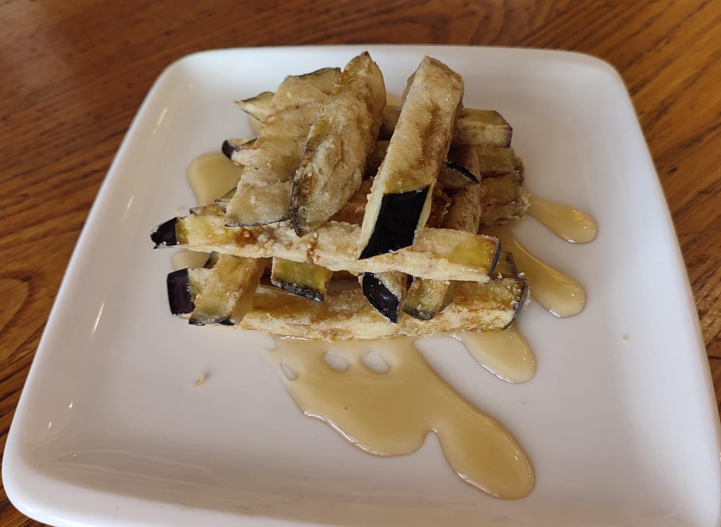 Beringela crocante com tapa de mel de flor de laranjeira