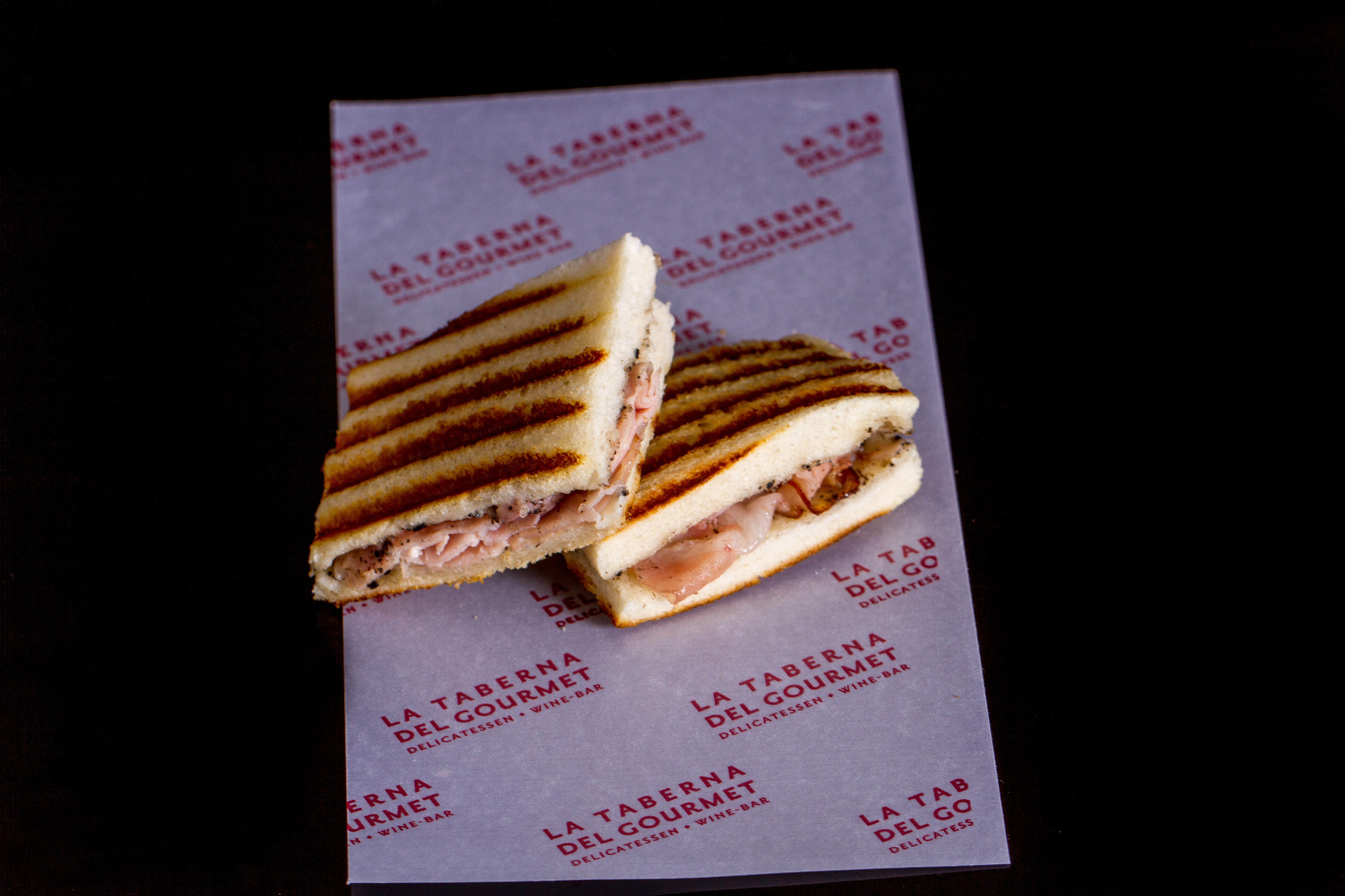 Bikini de jamón cocido con queso y trufa negra