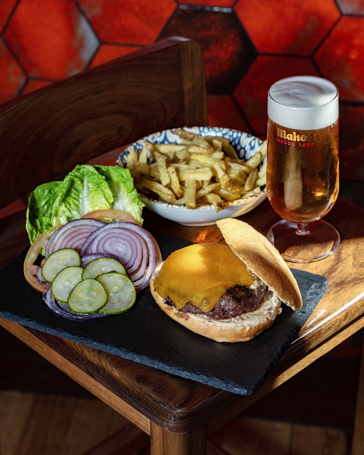 Matured beef burger with cheddar cheese and Antequera bread bun