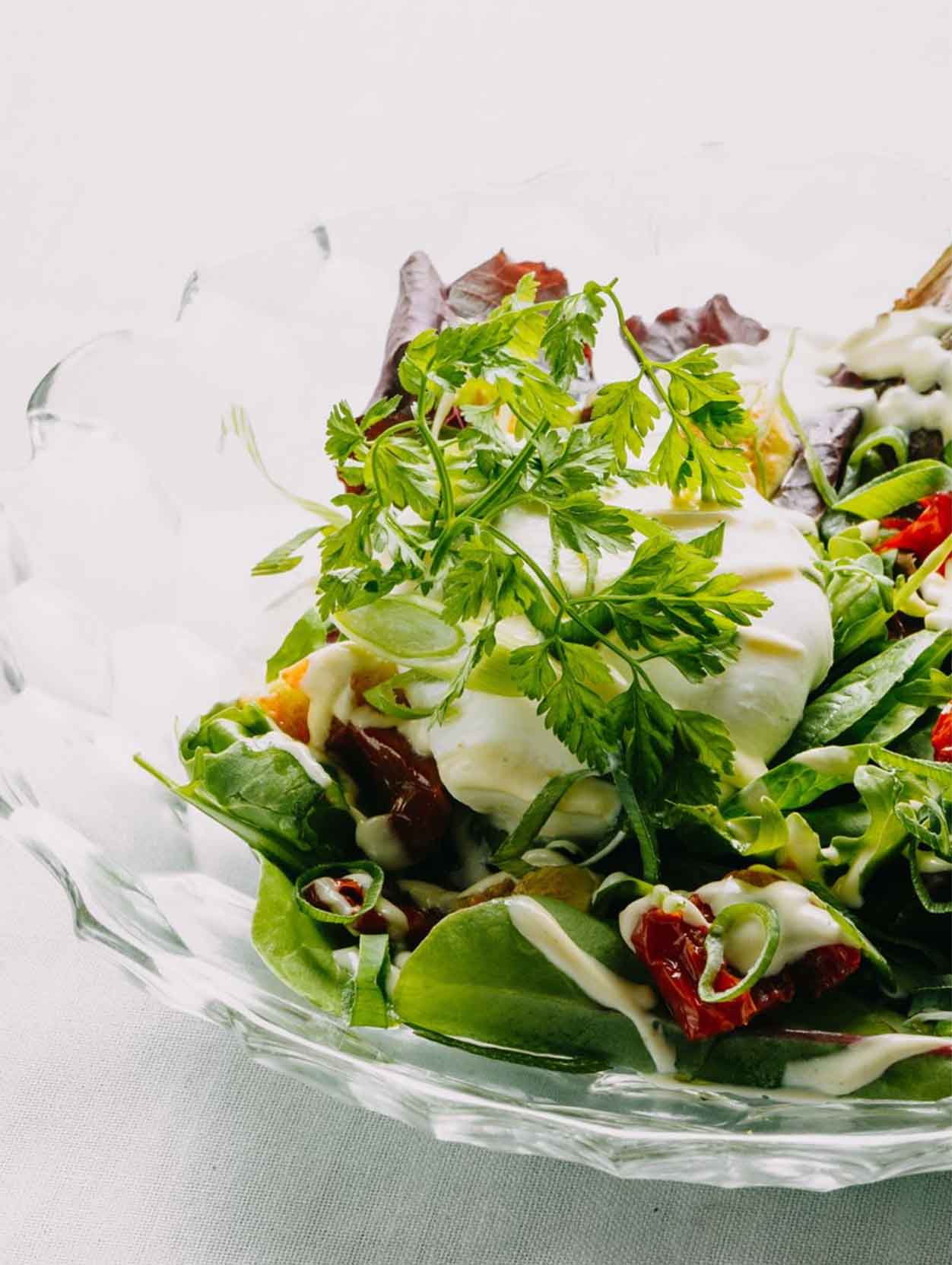 Burrata con tartar de tomate y albahaca
