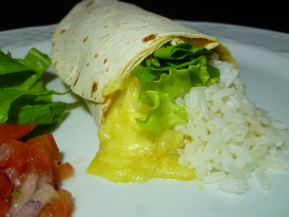 Burrito mit Hühnchen und Bohnen oder Reis-Tinga