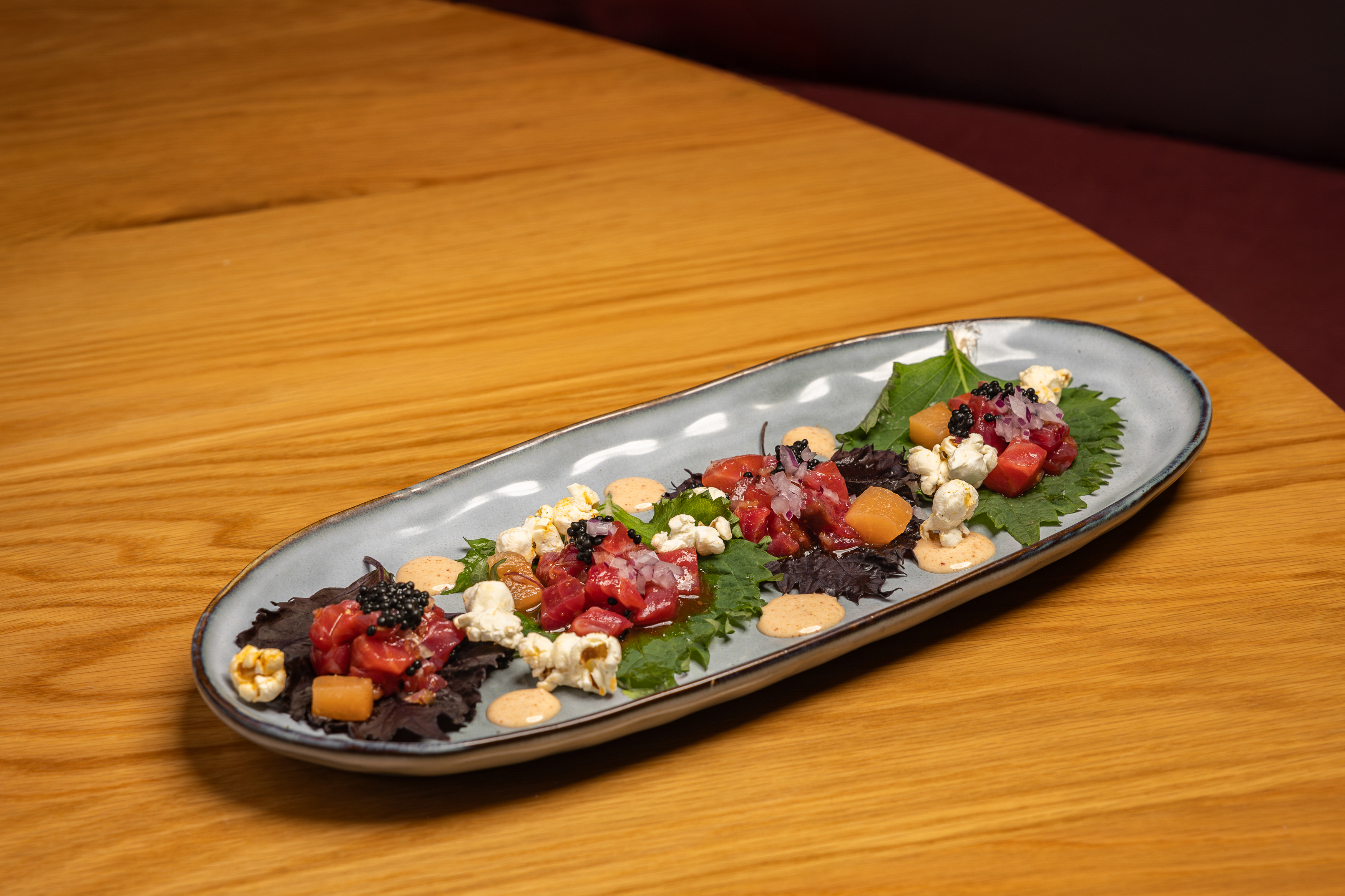 Tartar de salmón con kimchi y palomitas sobre hojas de Shiso (4 uds)