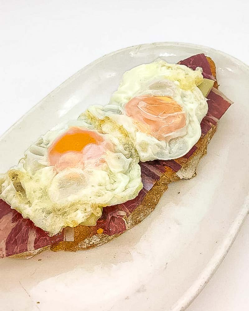 Jamon, queso y tomate con huevos fritos camperos