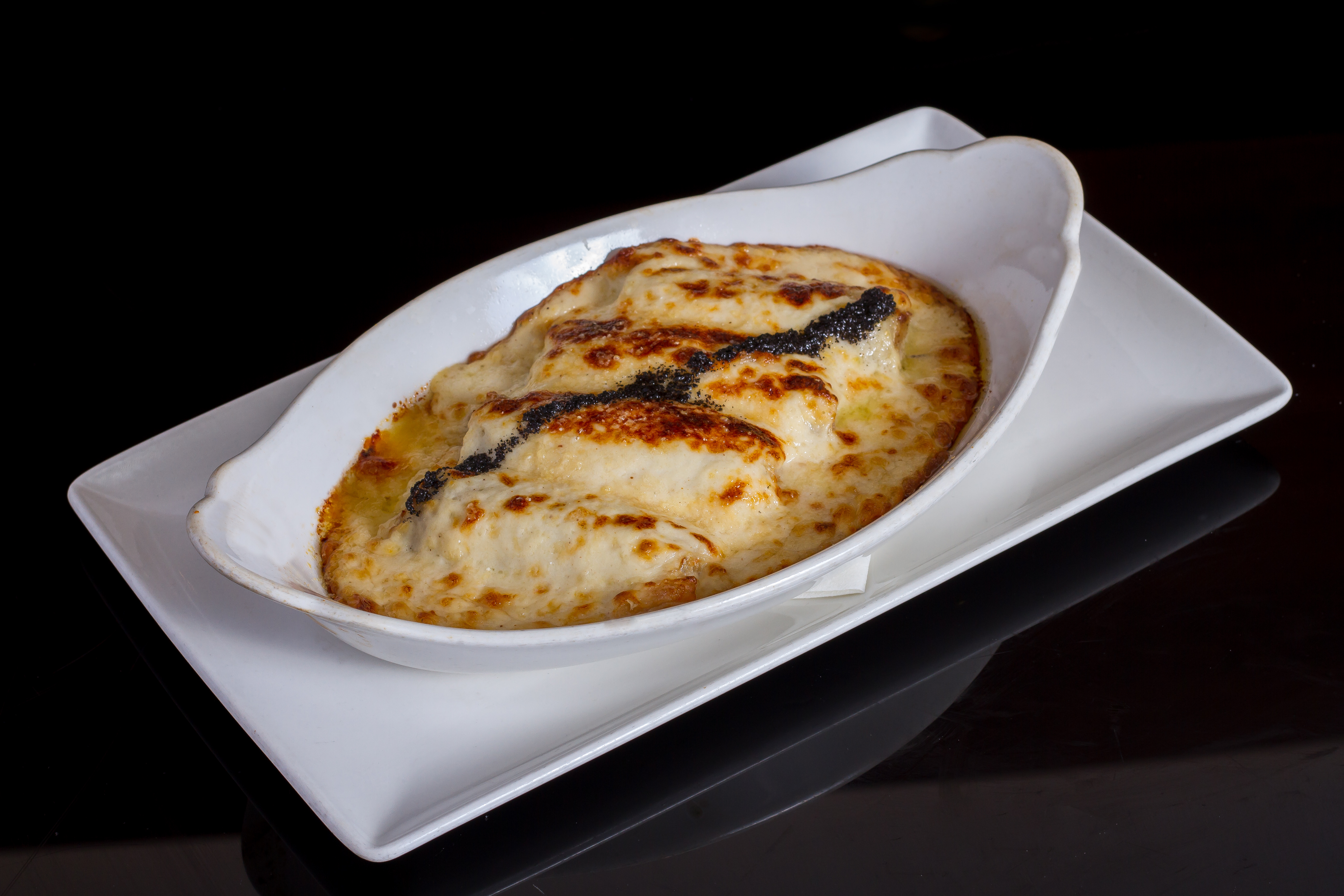 Meat cannelloni with béchamel sauce & black truffle 