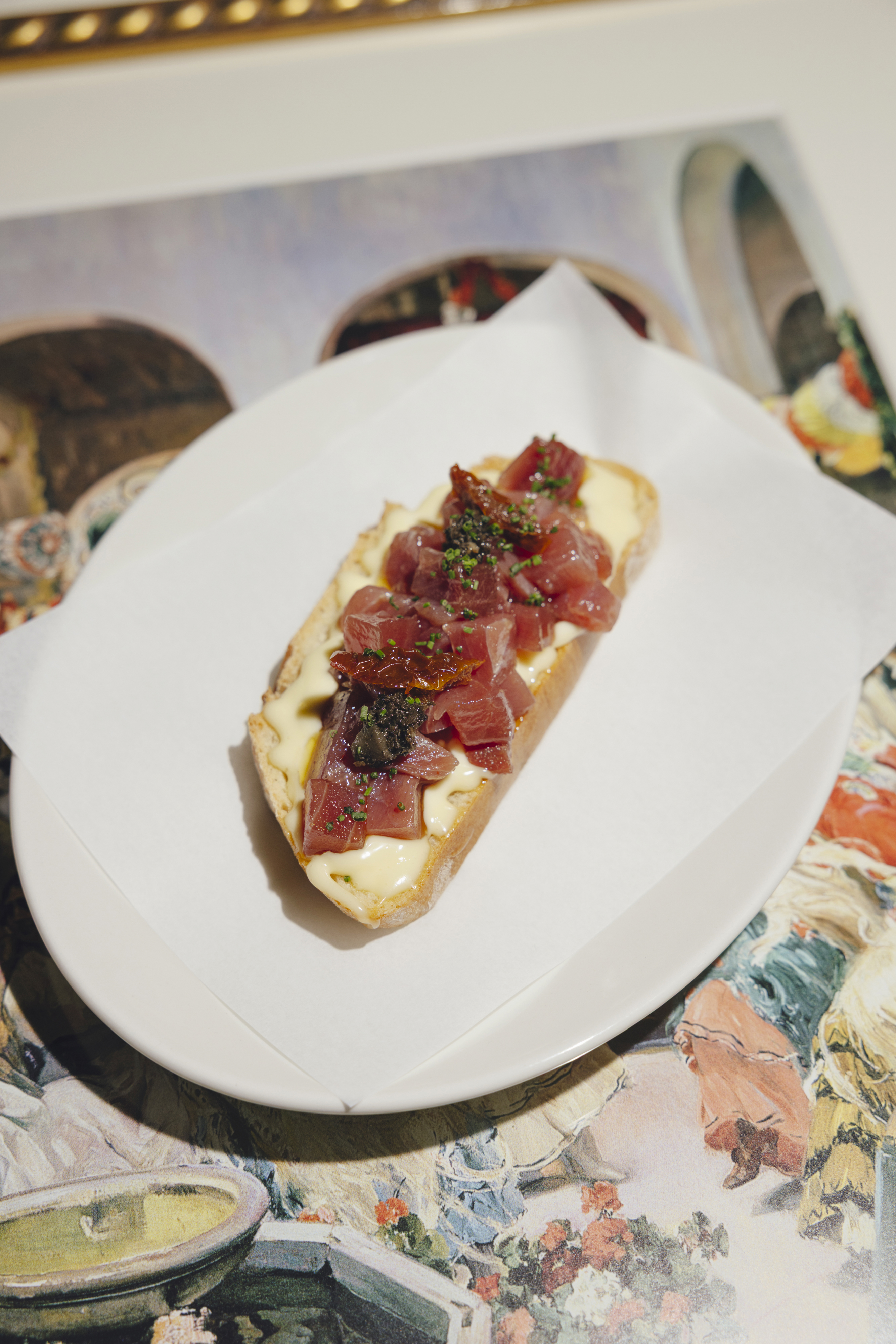 レッドマグロ、アイオリ、ドライトマト、トリュフを添えたトースト