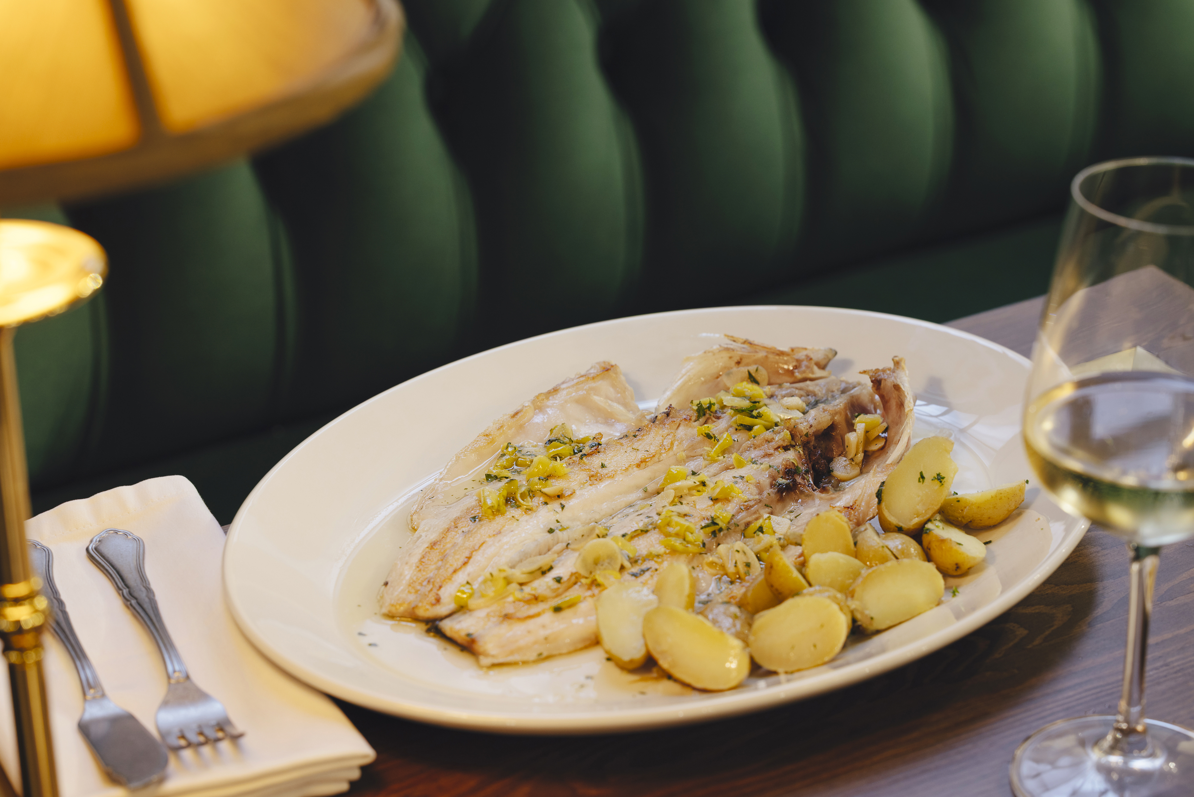 Wolfsbarsch am Knochen gebacken mit Bilbao-Sauce und gerösteten Mini-Kartoffeln
