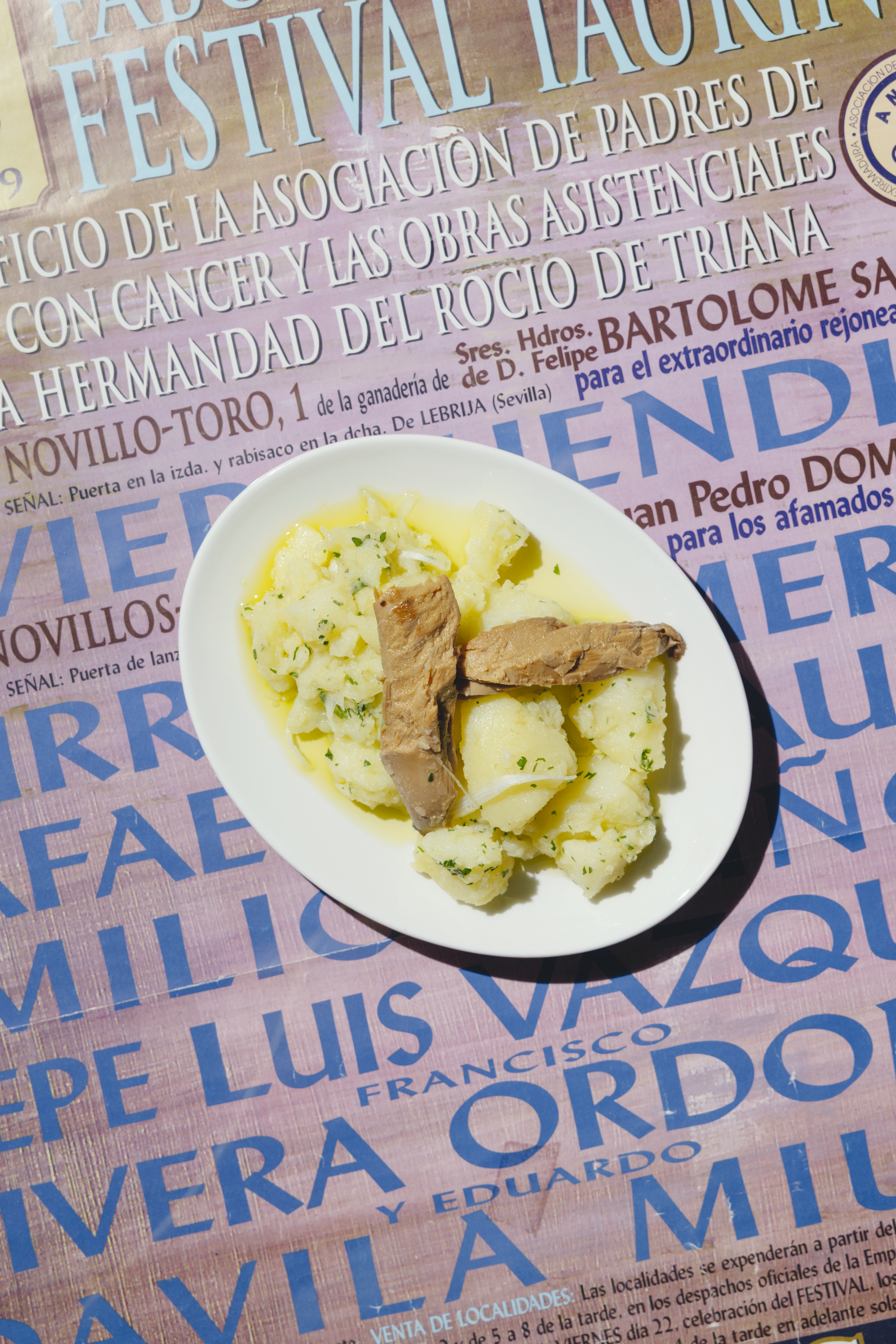 Andalusische Kartoffeln mit gehackten Frühlingszwiebeln, Petersilie und Thunfisch