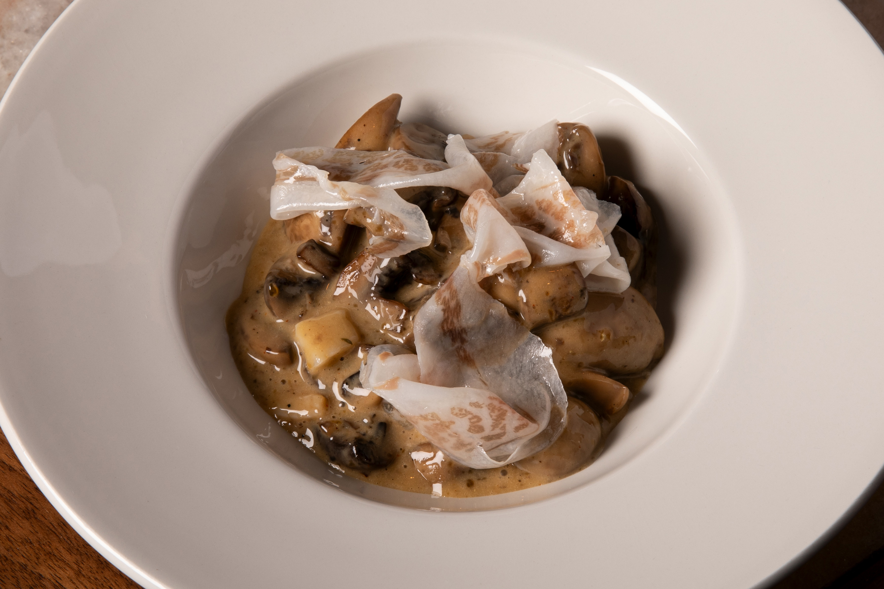 Champiñones botón a la brasa con panceta y yema