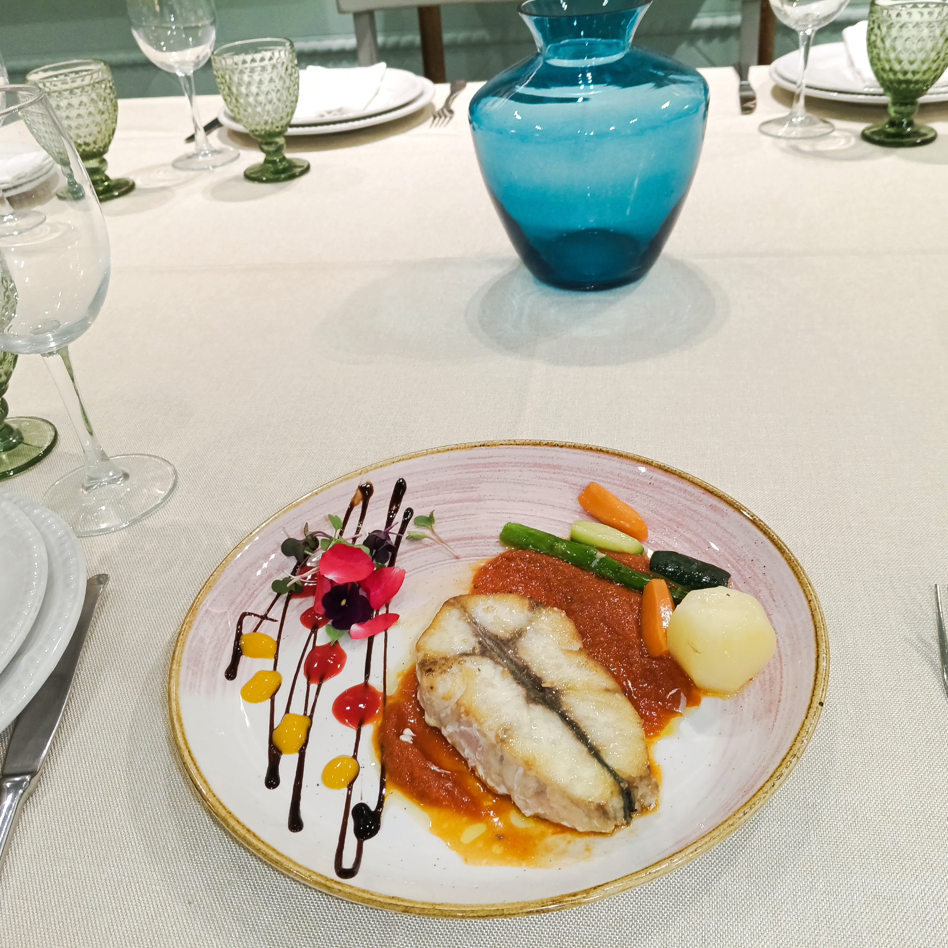 Corvina a la plancha con salsa de tomate y albahaca