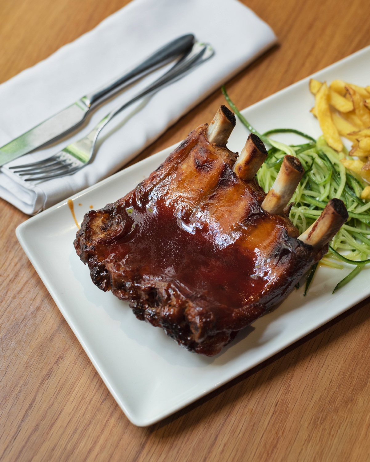 Costilla de cerdo asada a baja temperatura con salsa barbacoa y patatas