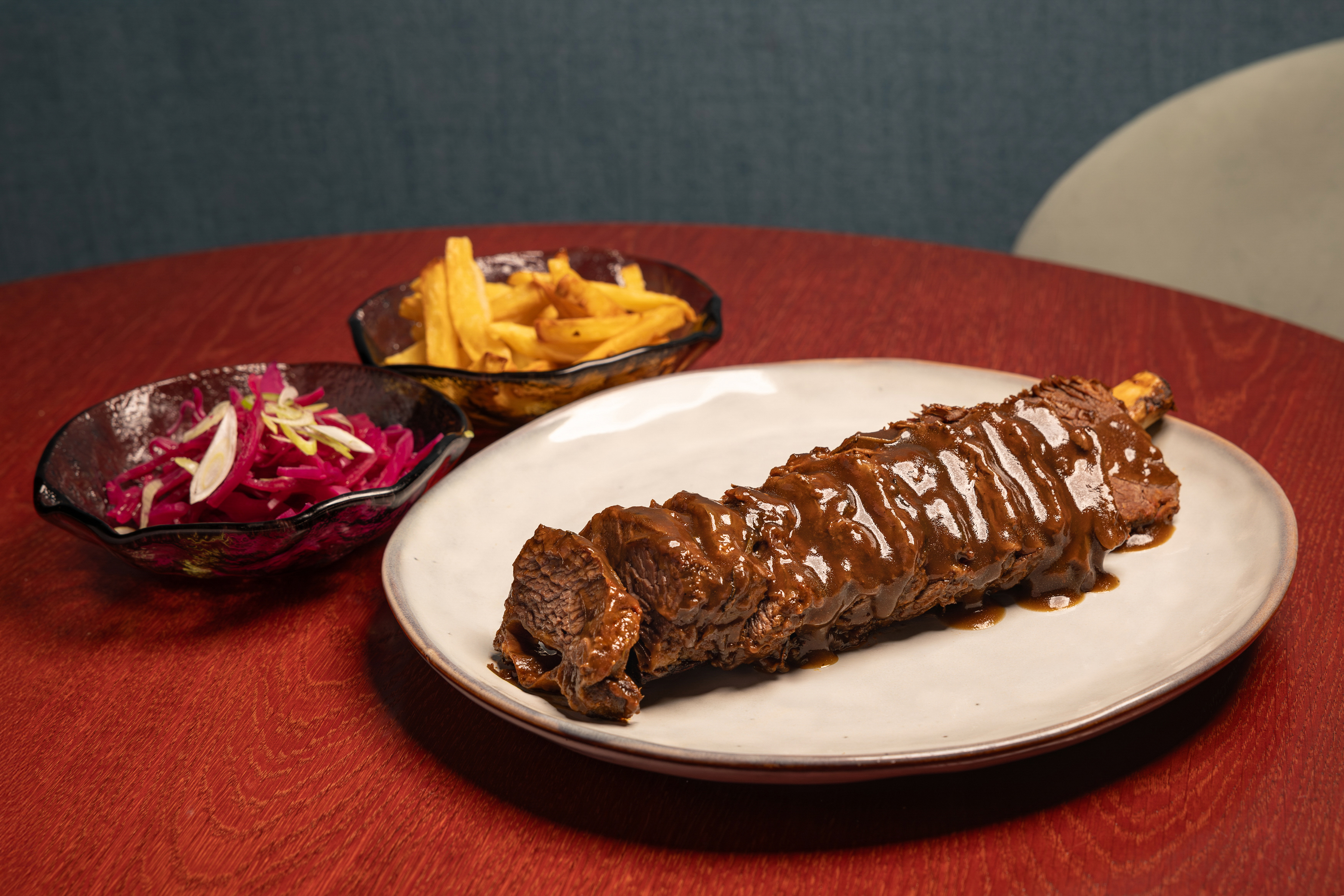 Costilla de Angus a baja temperatura lacada con BBQ casera y patatas fritas