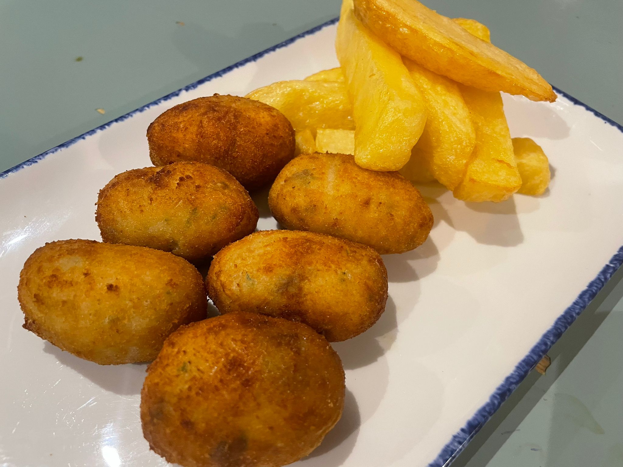 Croquetes (6 unidades) com batatas fritas